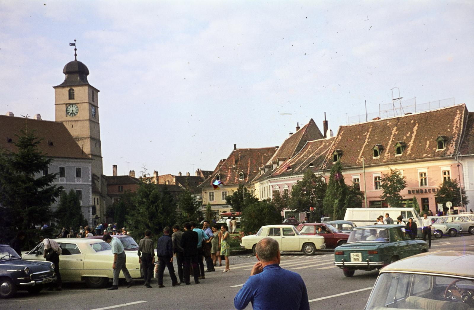 Románia,Erdély, Nagyszeben, Nagy tér (Piața Mare), balra a Tanácstorony., 1971, Csaba László örökösei, Dacia 1100, színes, toronyóra, amerikai gyártmány, parkoló, kíváncsiság, Fortepan #288272