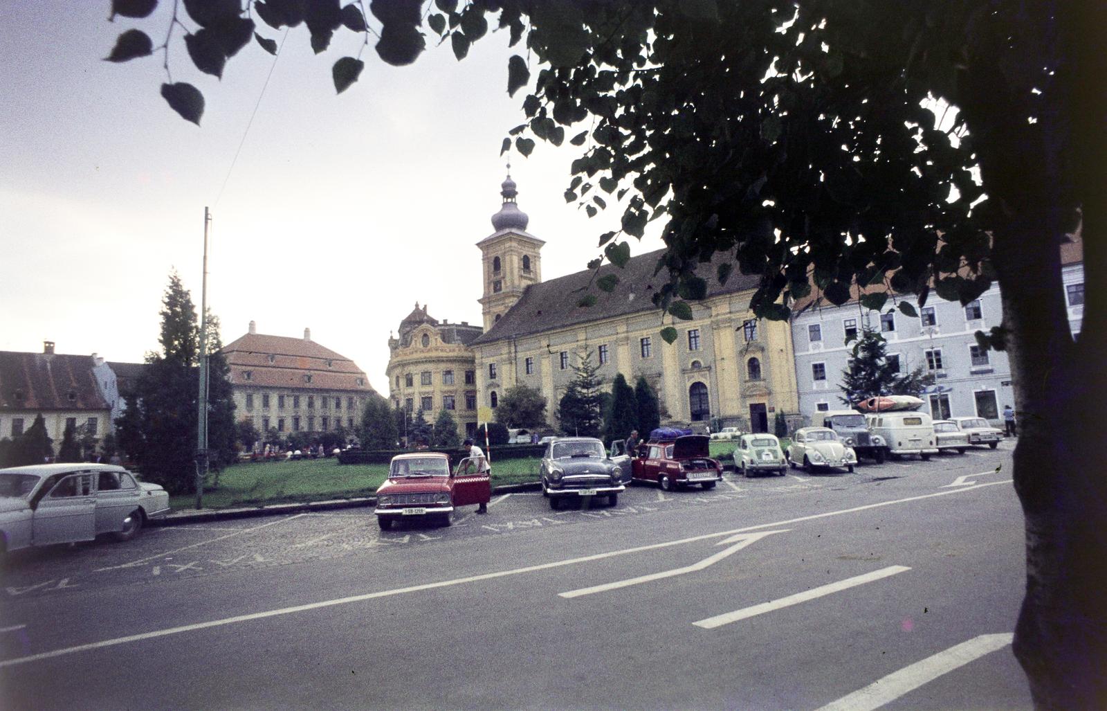 Románia,Erdély, Nagyszeben, Nagy tér (Piața Mare), középen a Szentháromság-templom., 1971, Csaba László örökösei, Moszkvics 412, automobil, parkoló, GAZ M21 Volga, Volkswagen-márka, Skoda 1000 MB, Fiat 600, színes, Fortepan #288274