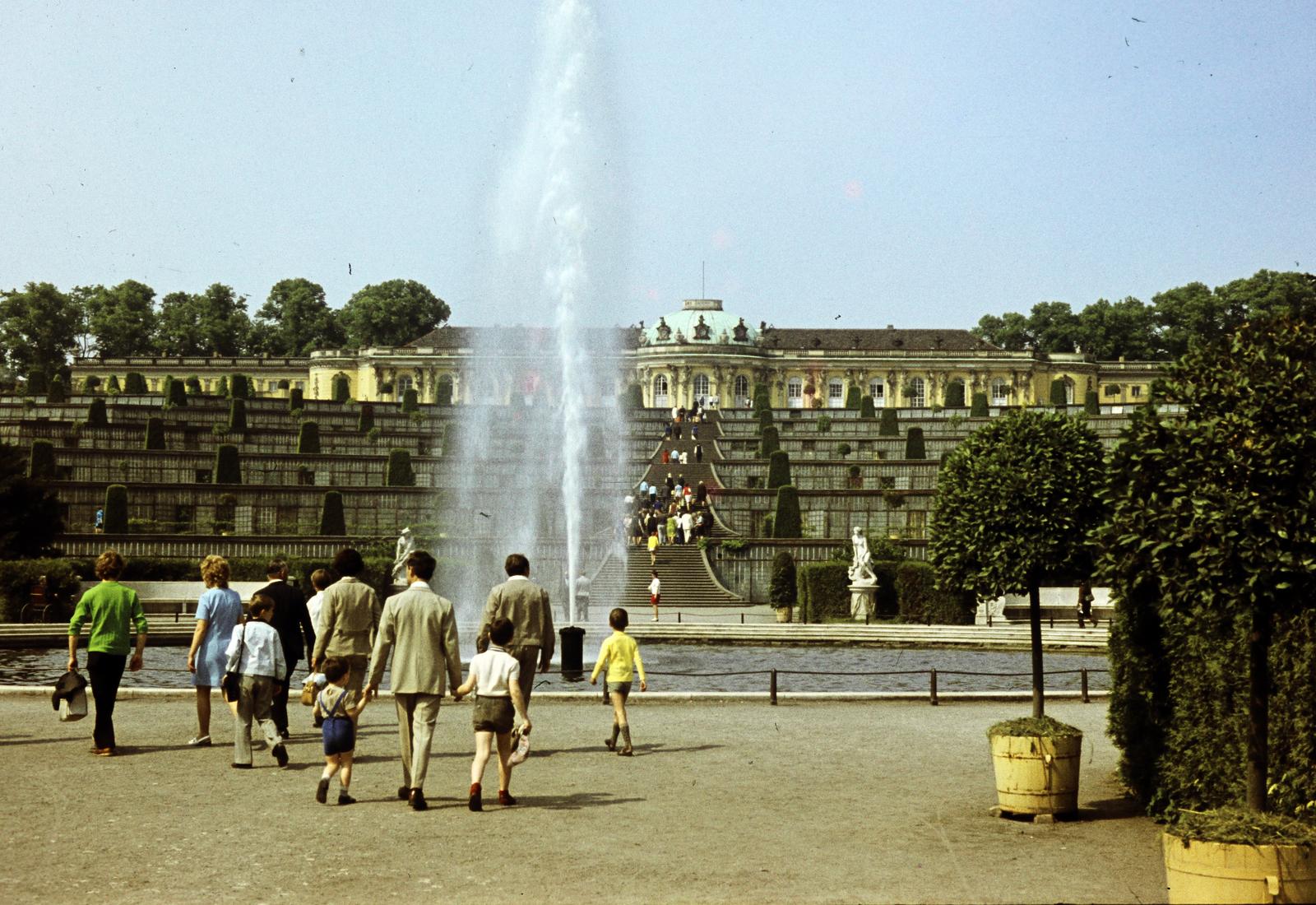 Germany, Potsdam, Maulbeerallee, elötérben a Große Fontäne, a szőlőteraszok felett a Schloß Sanssouci épülete., 1973, Csaba László örökösei, fountain, back, family, GDR, Fortepan #288284