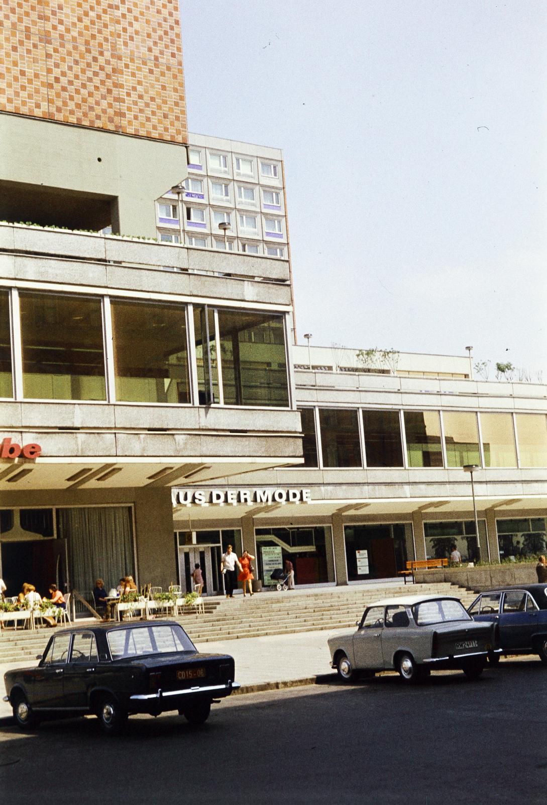 Germany, Berlin, Kelet-Berlin, Rathausstraße - Jüdenstraße sarok, a képen a Rathauspassagen Haus der Mode nevű üzlete., 1973, Csaba László örökösei, GDR, Fortepan #288287