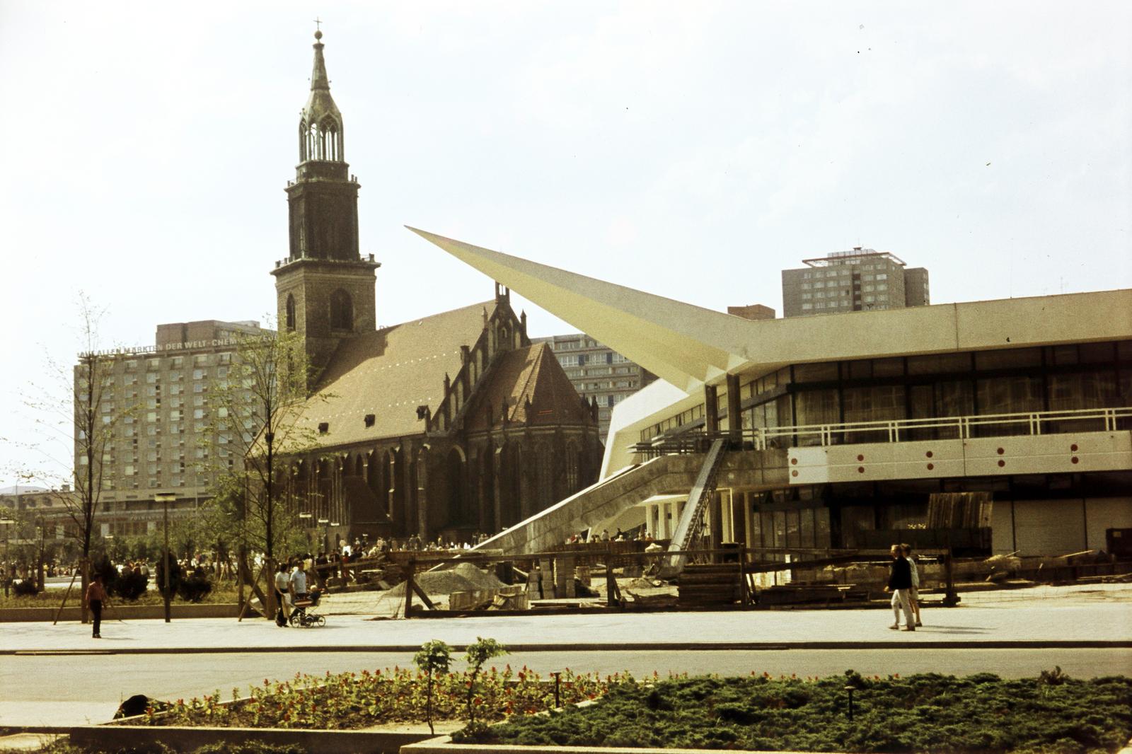 Németország, Berlin, Kelet-Berlin, Rathausstraße a Szűz Mária-templom felé nézve, jobbra a TV torony szárnyépülete., 1973, Csaba László örökösei, NDK, Kelet-Berlin, színes, Fortepan #288289