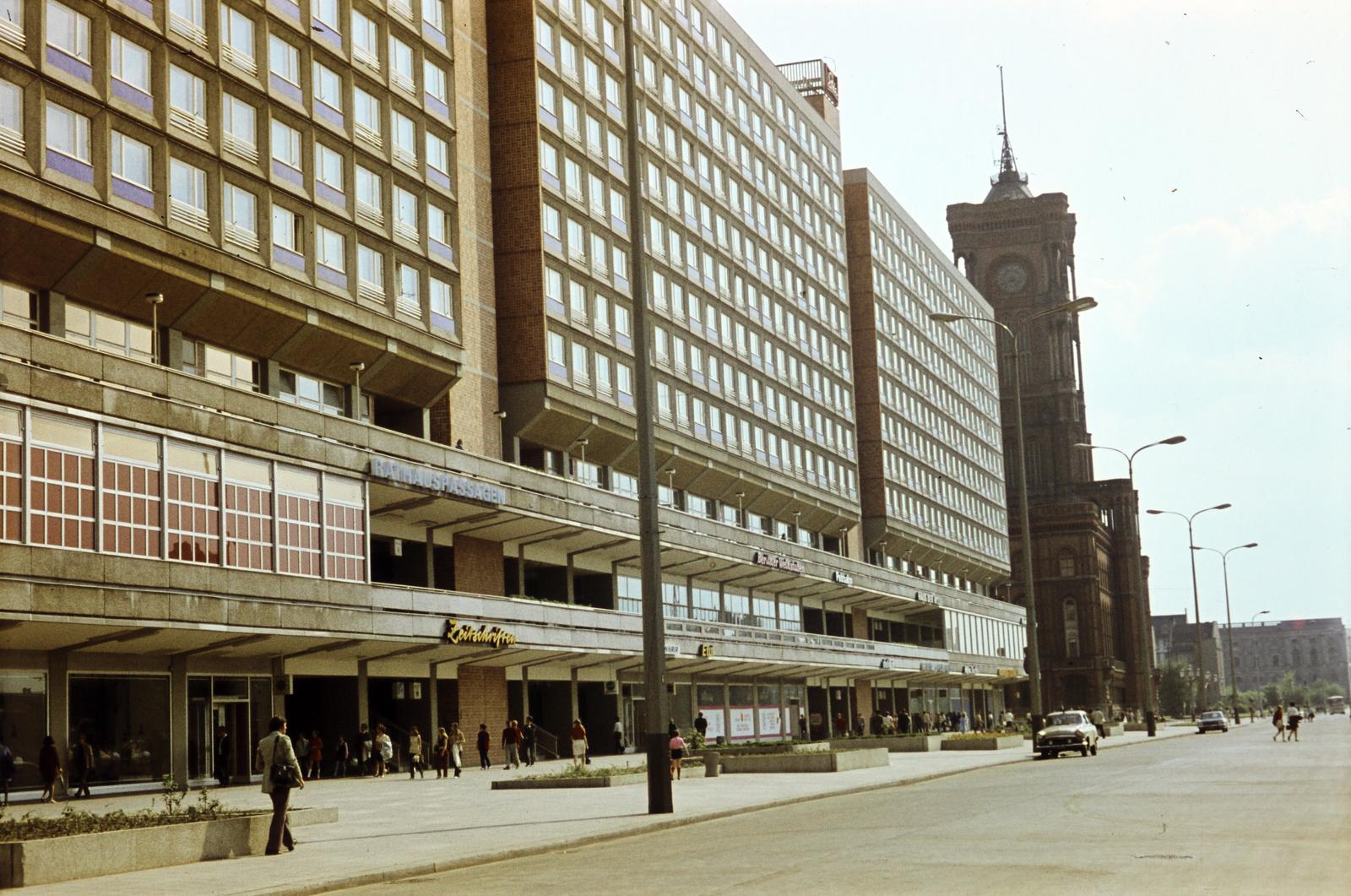 Germany, Berlin, Kelet-Berlin, a Rathausstraße a Gontardstraße felöl, a képen a Rathauspassagen, hátrébb félig takarva a Rotes Rathaus., 1973, Csaba László örökösei, GDR, Fortepan #288290