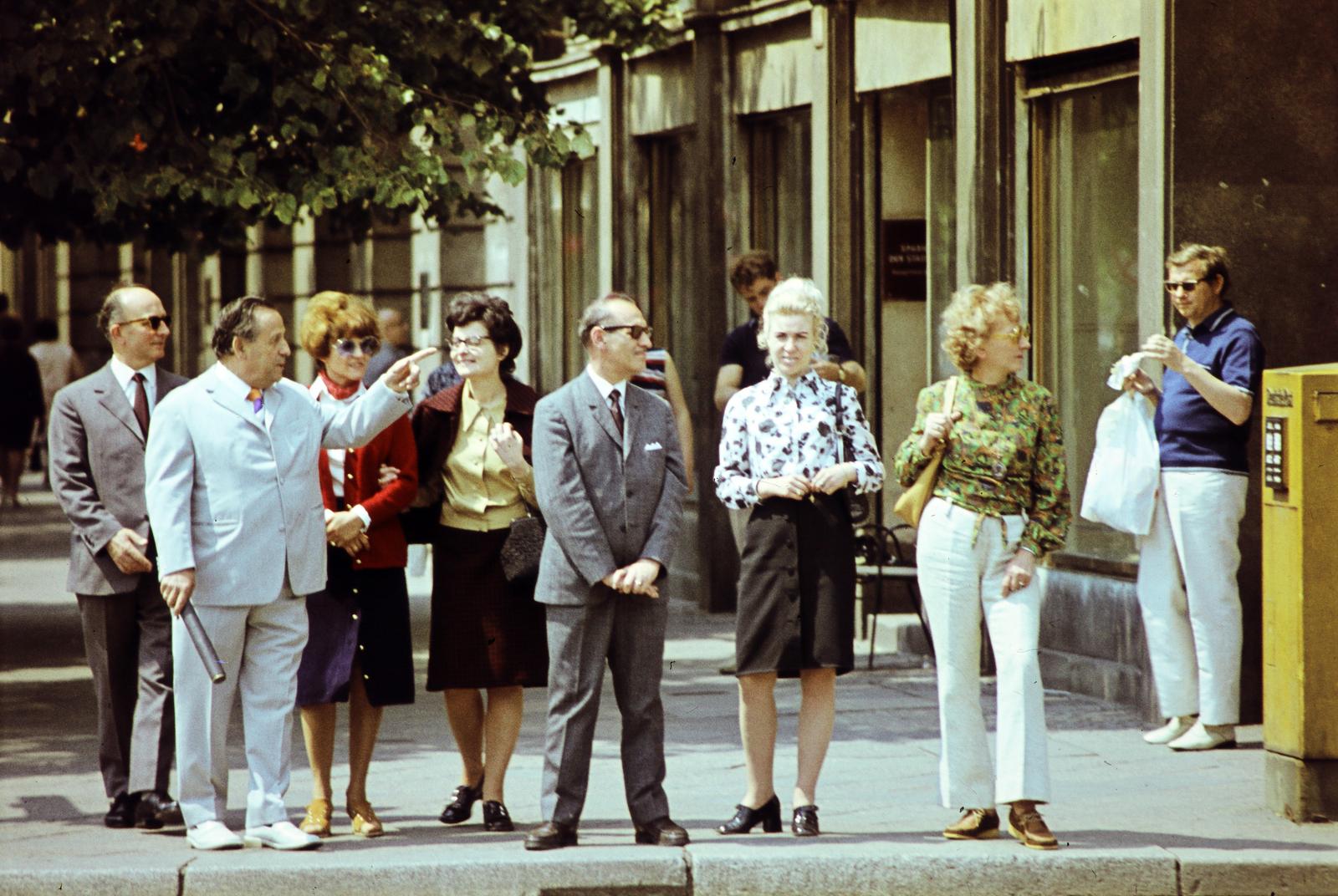 Németország, Berlin, Kelet-Berlin, Unter den Linden - Friedrichstrasse sarok, háttérben a Svájci-ház (Haus der Schweiz)., 1973, Csaba László örökösei, NDK, Fortepan #288292