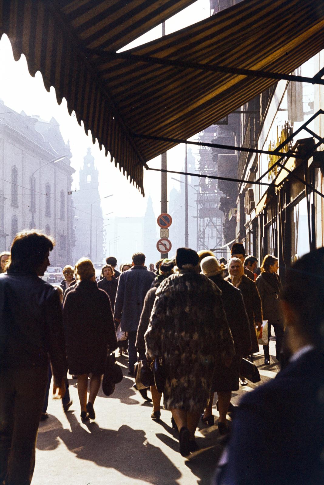 Hungary, Budapest V., Kossuth Lajos utca a Ferenciek tere (Felszabadulás tér) felé nézve, balra a Belvárosi Ferences templom, szemben a Klotild paloták., 1973, Csaba László örökösei, Budapest, Fortepan #288294