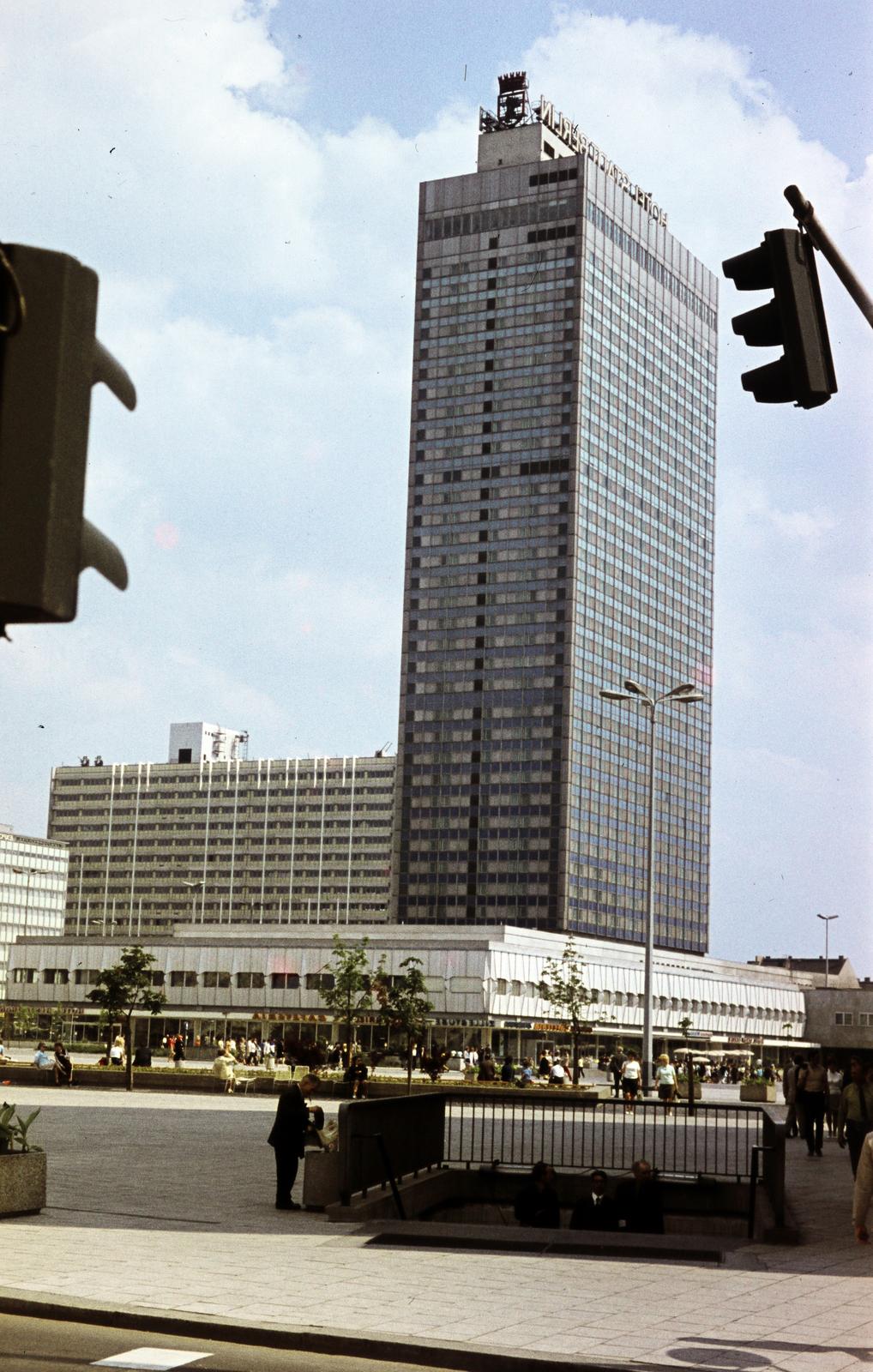 Németország, Berlin, Kelet-Berlin, Alexanderplatz, Hotel Stadt Berlin., 1973, Csaba László örökösei, NDK, Kelet-Berlin, színes, Fortepan #288297