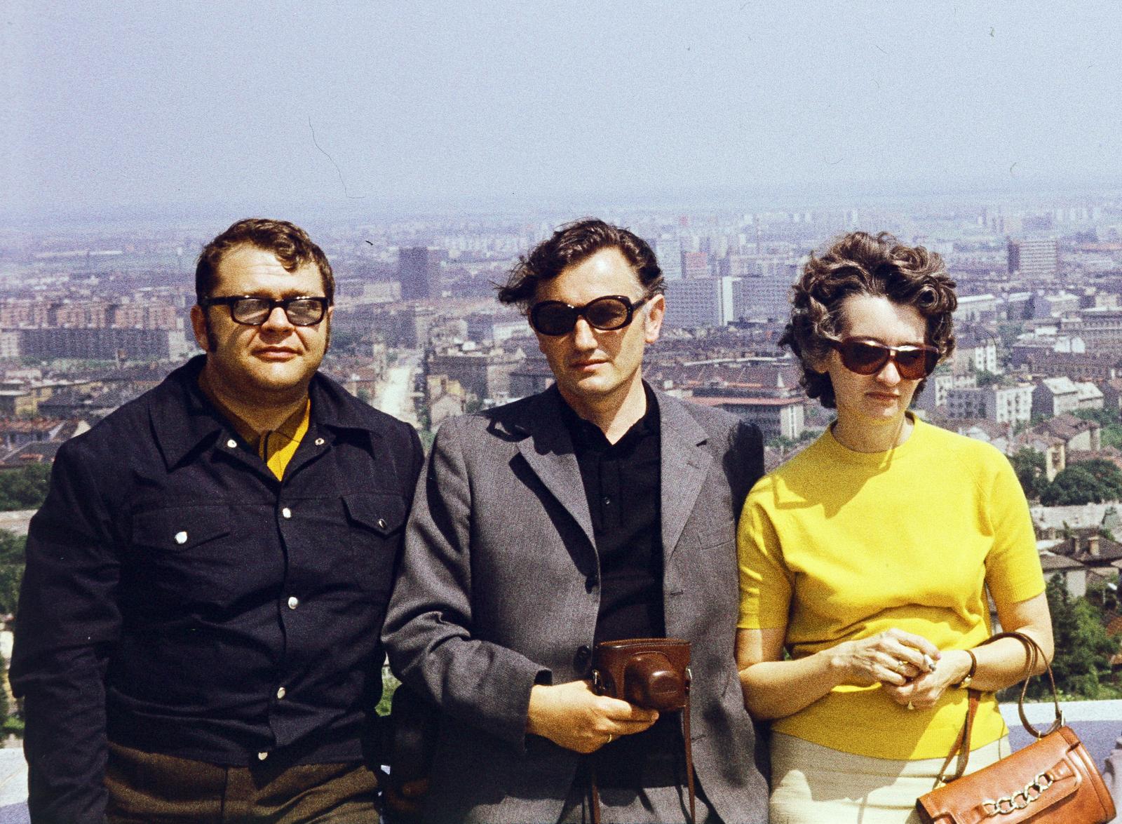 Slovakia, Bratislava, a felvétel a Slavín emlékműnél készült, balra Borvendég Béla és mellette Böhönyey János építészek., 1974, Csaba László örökösei, Best of, Czechoslovakia, colorful, three people, camera, shades, Fortepan #288301