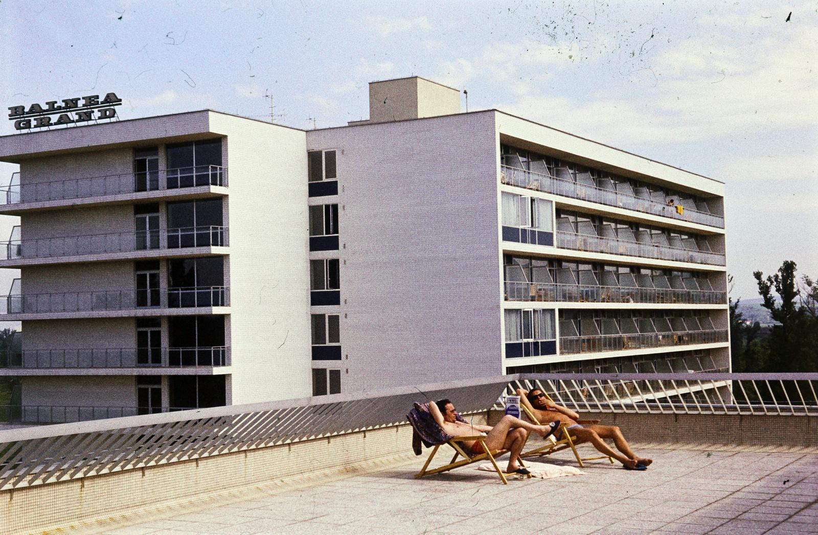 Slovakia, Piešťany, Fürdősziget, Hotel Balnea Grand., 1974, Csaba László örökösei, Czechoslovakia, sunbathe, deck chair, colorful, Fortepan #288303