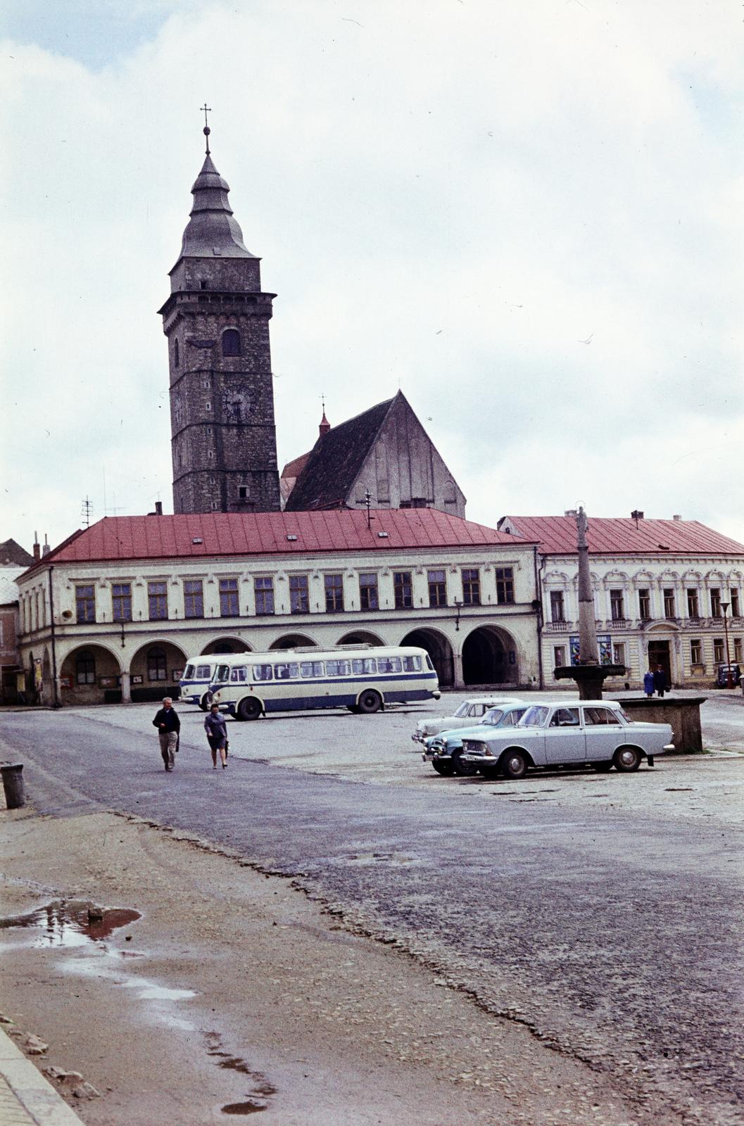 Czech Republik, Fő tér (náměstí Míru), háttérben a Mária Mennybemenetele templom (Kostel Nanebevzetí Panny Marie)., 1974, Csaba László örökösei, Fortepan #288308