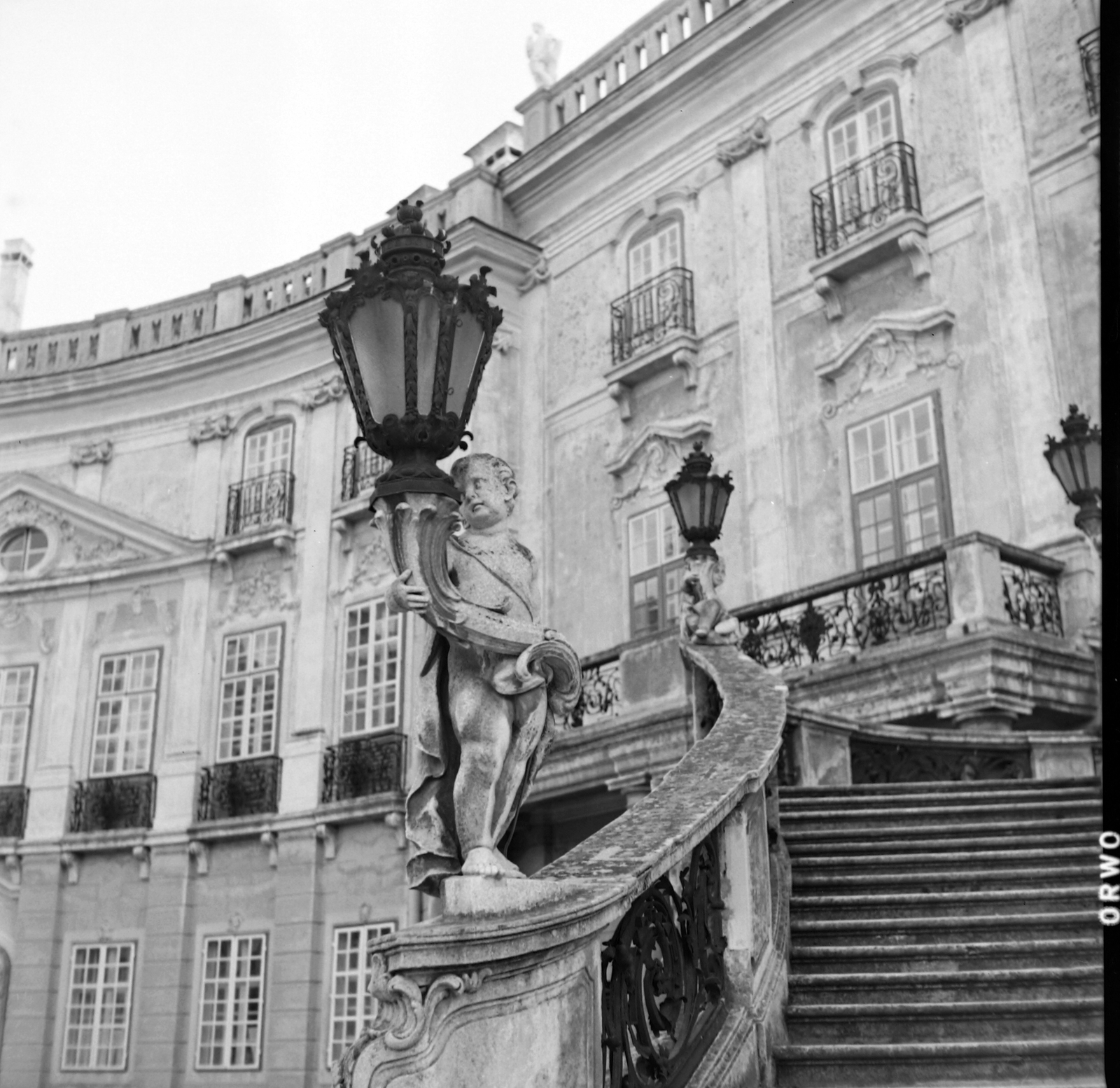 Hungary, Fertőd, Esterházy kastély., 1973, Építésügyi Dokumentációs és Információs Központ, VÁTI, castle, sculpture, stairs, lamp post, palace, rococo architecture, Melchior Hefele-design, Johann Ferdinand Mödlhammer-design, Fortepan #28831