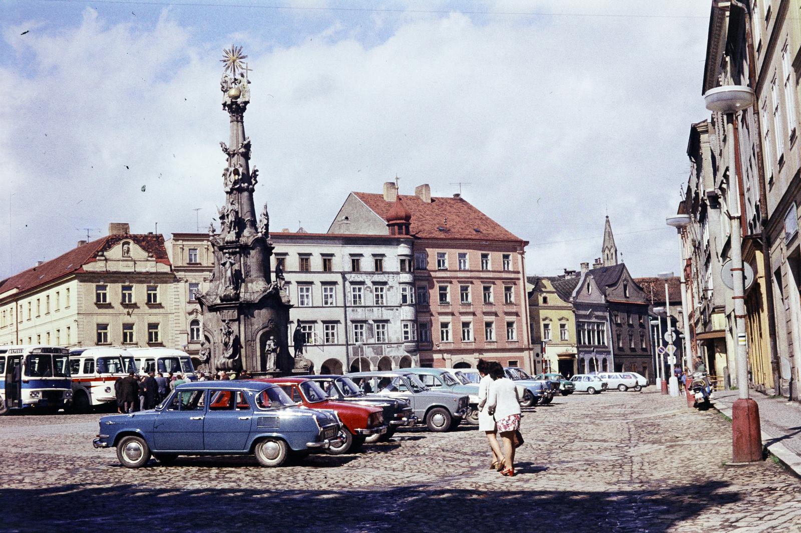 Czech Republik, Jindřichův Hradec, Fő tér (náměstí Míru), Szentháromság-oszlop. Jobbra a háttérben a Keresztelő Szent János-templom (Kostel svatého Jana Křtitele) tornya látszik., 1974, Csaba László örökösei, Fortepan #288312