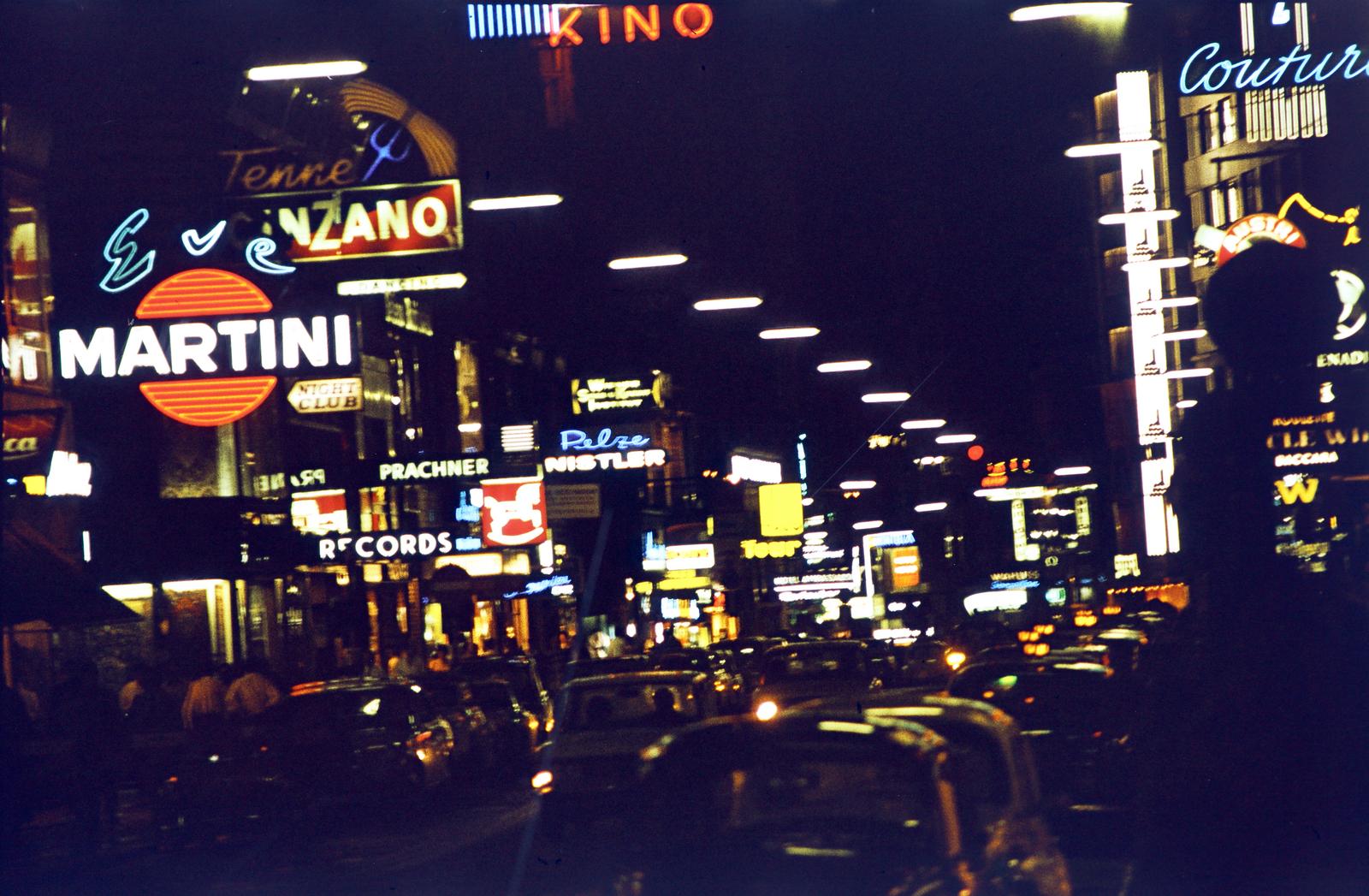 Ausztria, Bécs, a Kärntner Straße - Philharmoniker Straße sarok az Opera felől nézve., 1974, Csaba László örökösei, utcakép, Martini-márka, neonreklám, éjszaka, neon felirat, Fortepan #288317