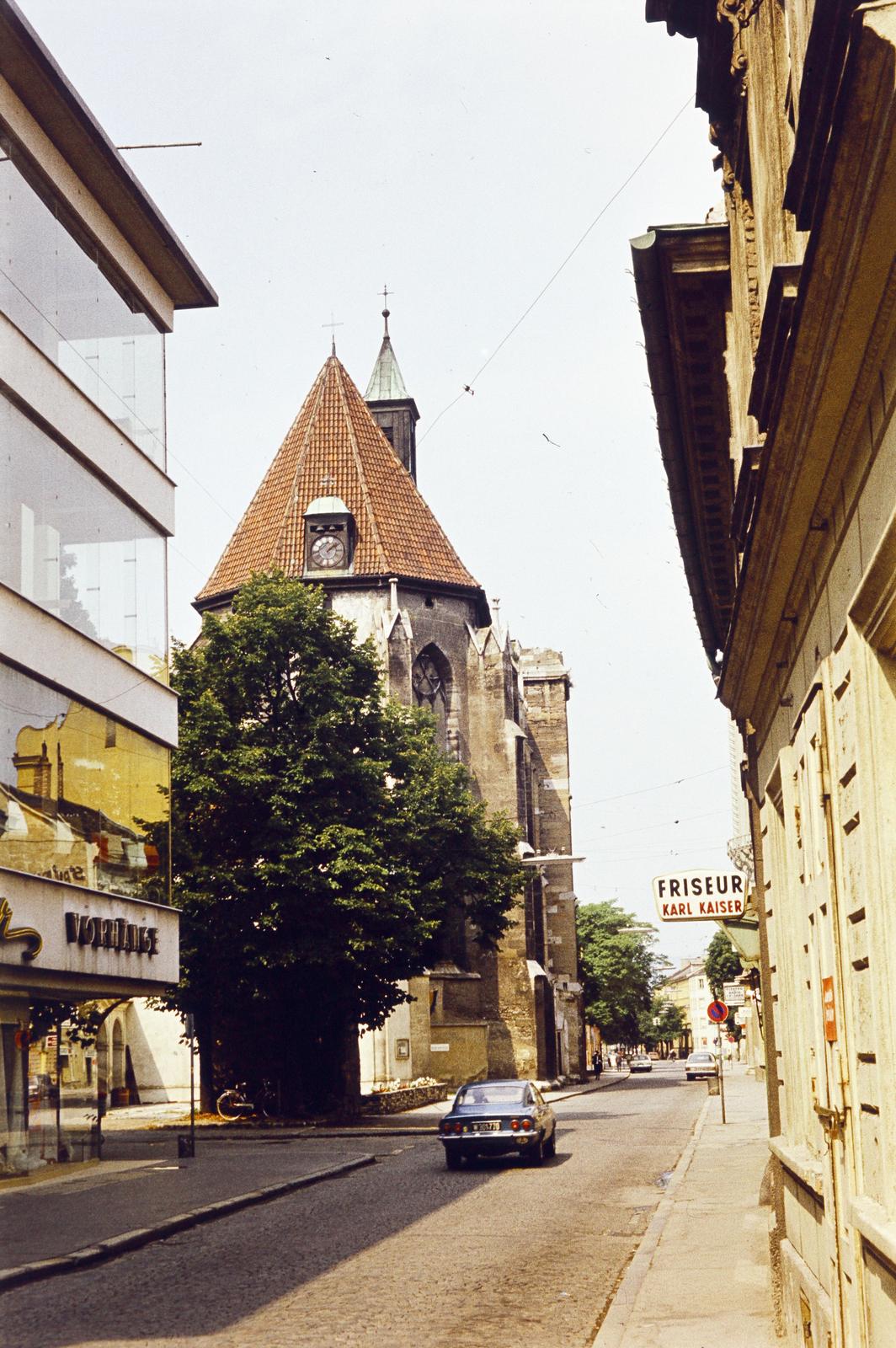 Austria, Wiener Neustadt, Bahngasse, balra a Bräuhausgasse torkolata, szemben a Szent Jakab-templom (Katholische Kirche St. Jakob)., 1974, Csaba László örökösei, colorful, Fortepan #288318