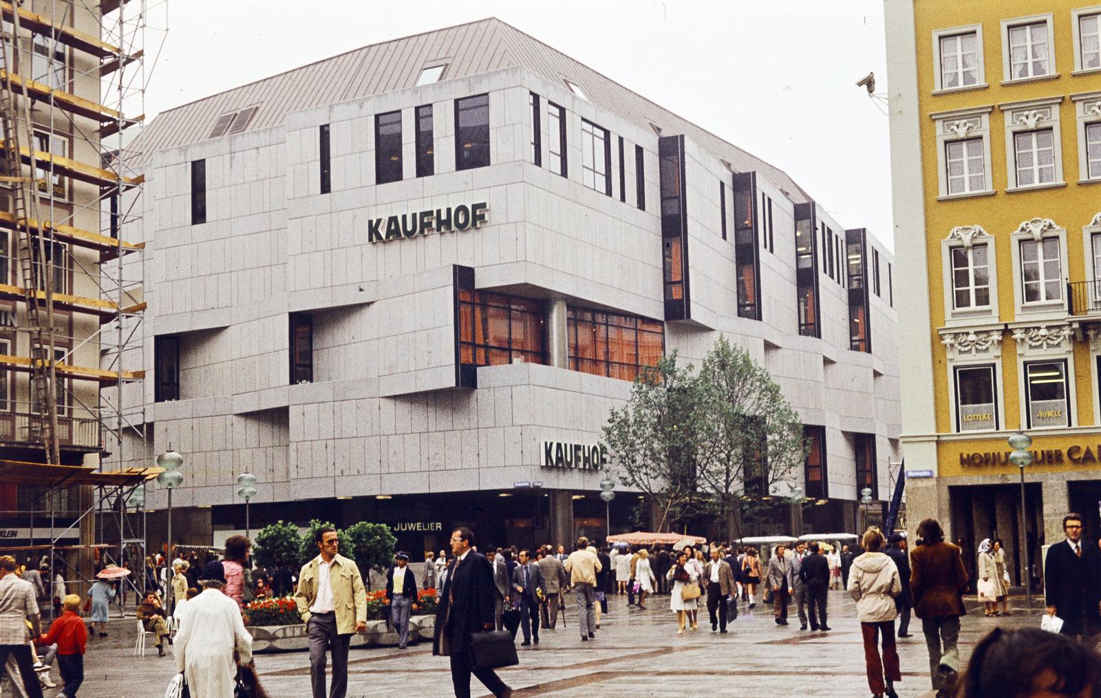 Németország, München, Marianplatz, szemben a Kaufhof Áruház épülete a Rosenstraße és a Kaufingerstraße sarkán, 1974, Csaba László örökösei, modern építészet, színes, Fortepan #288328