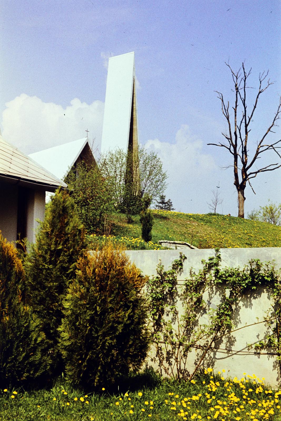 Magyarország, Hollóháza, Szent László-templom., 1967, Csaba László örökösei, színes, tavasz, templom, Fortepan #288334