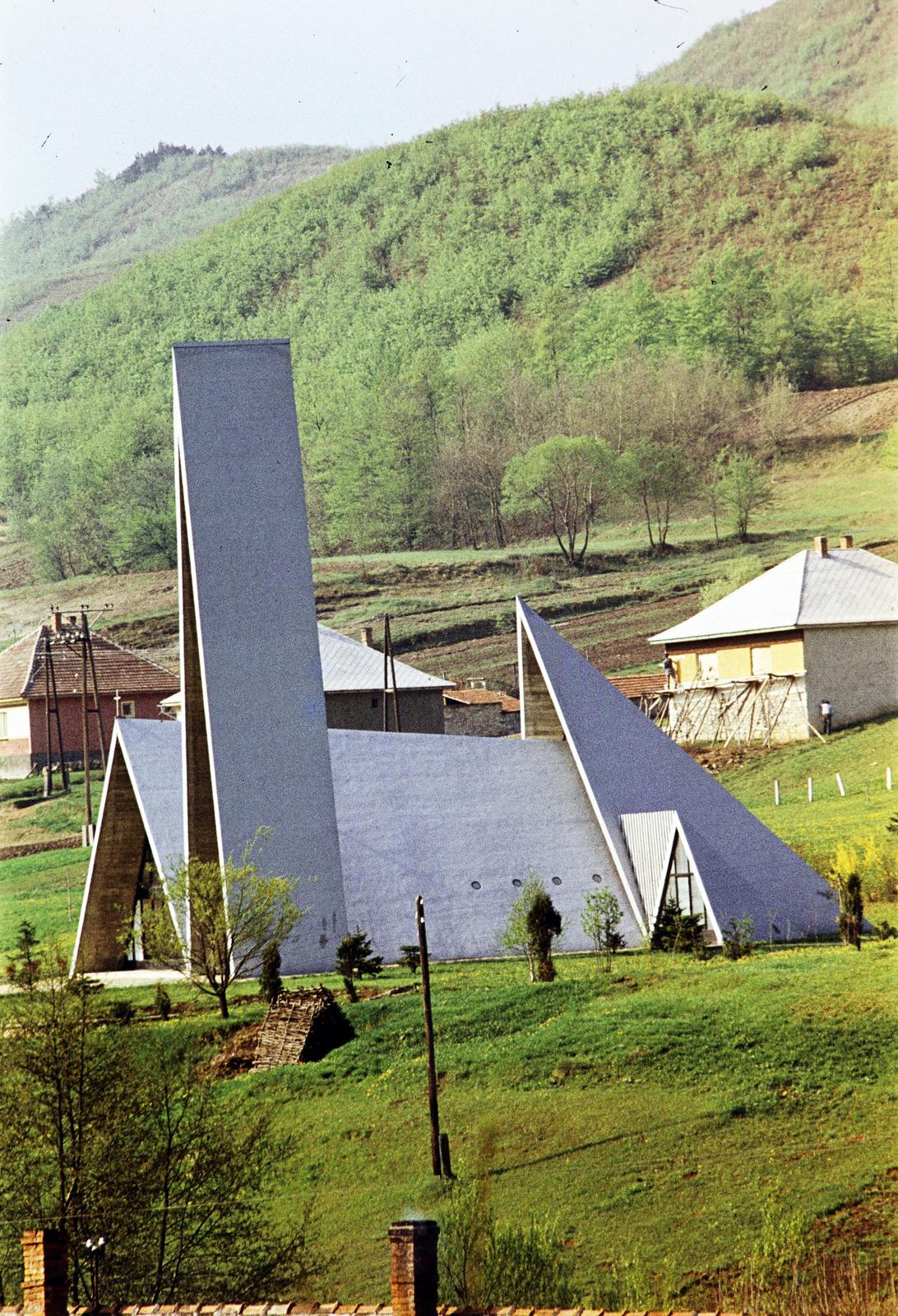Hungary, Hollóháza, Szent László-templom., 1967, Csaba László örökösei, modern architecture, colorful, spring, church, Fortepan #288336