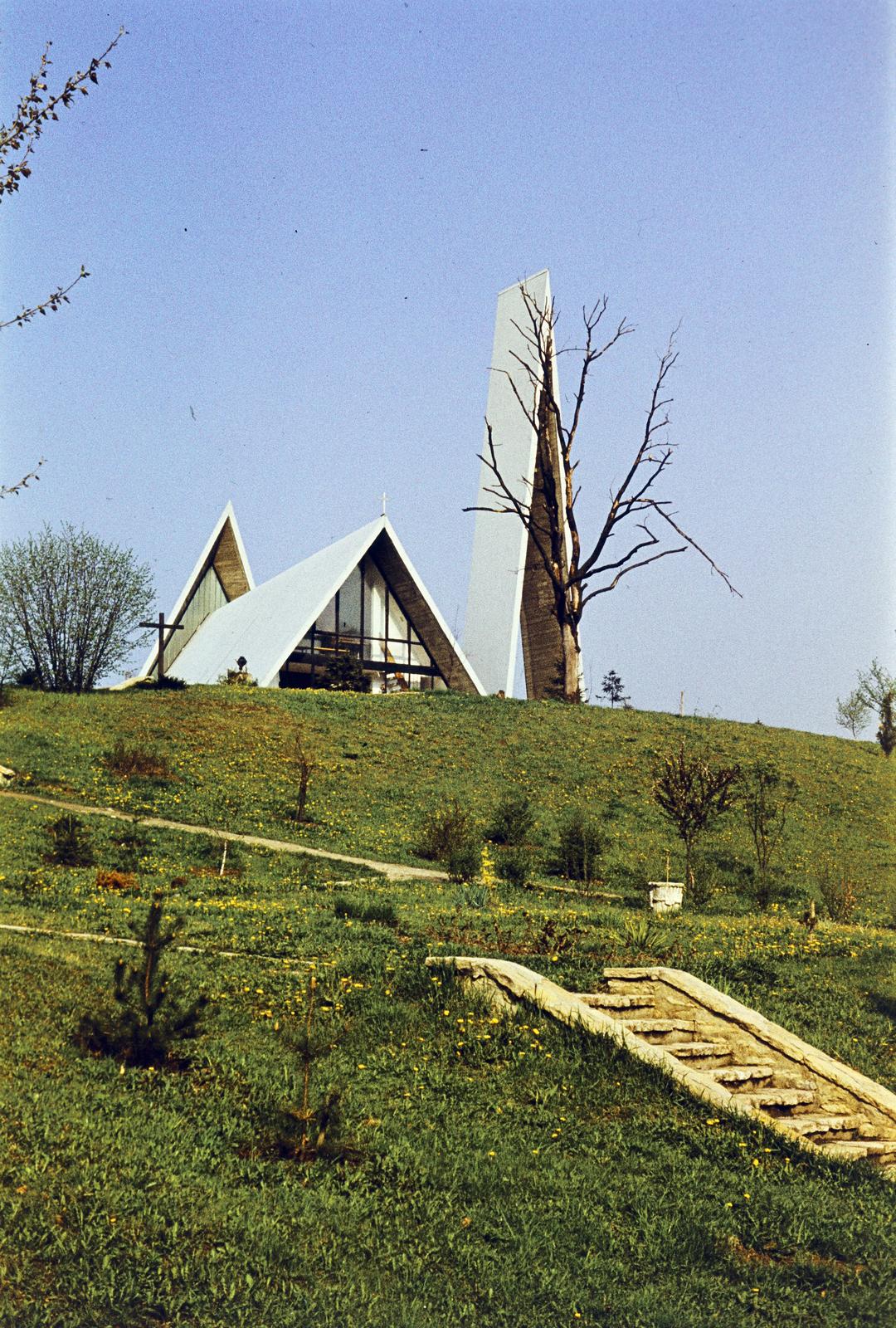 Hungary, Hollóháza, Szent László-templom., 1967, Csaba László örökösei, modern architecture, colorful, spring, church, Fortepan #288337