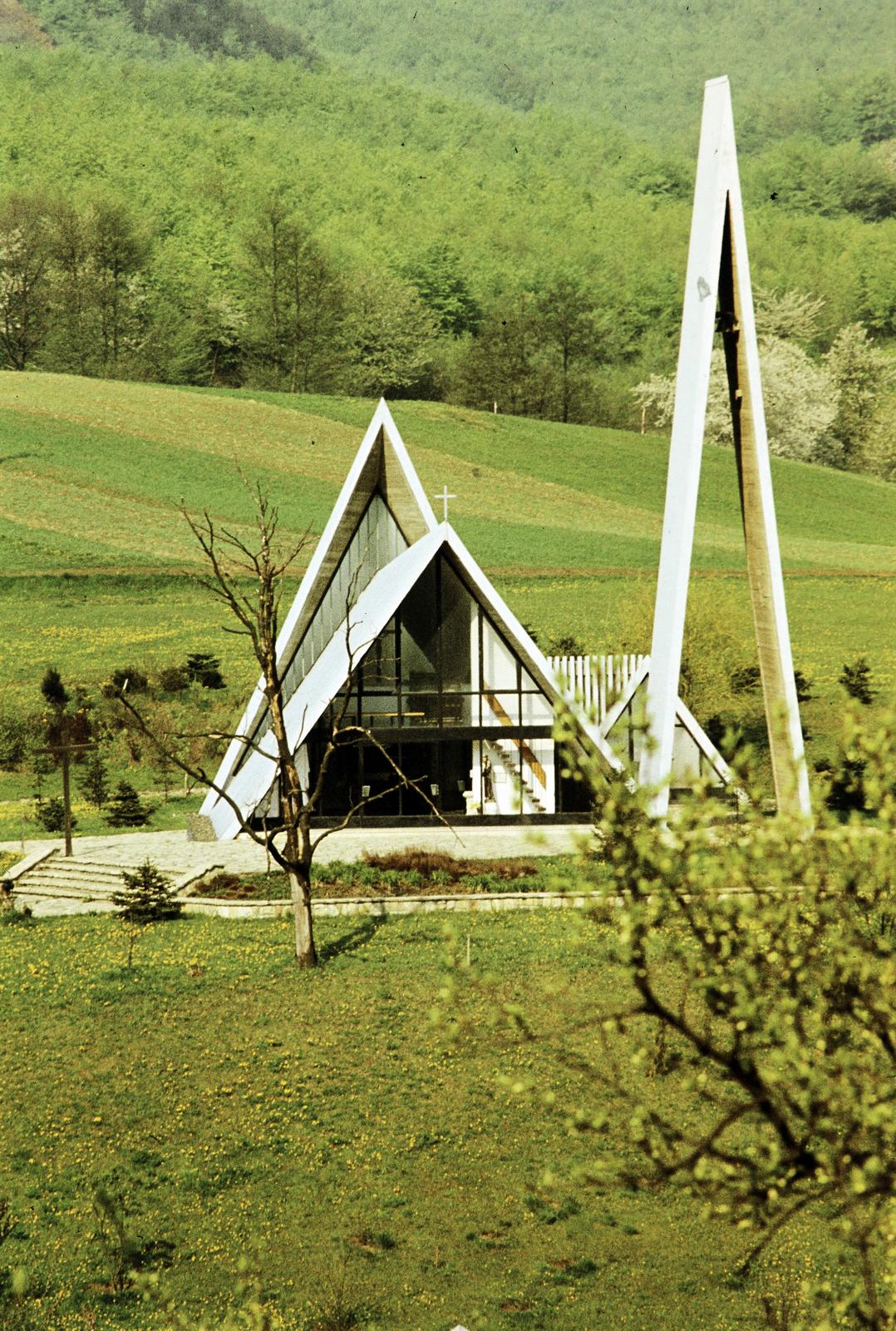 Hungary, Hollóháza, Szent László-templom., 1967, Csaba László örökösei, modern architecture, colorful, spring, church, Fortepan #288338