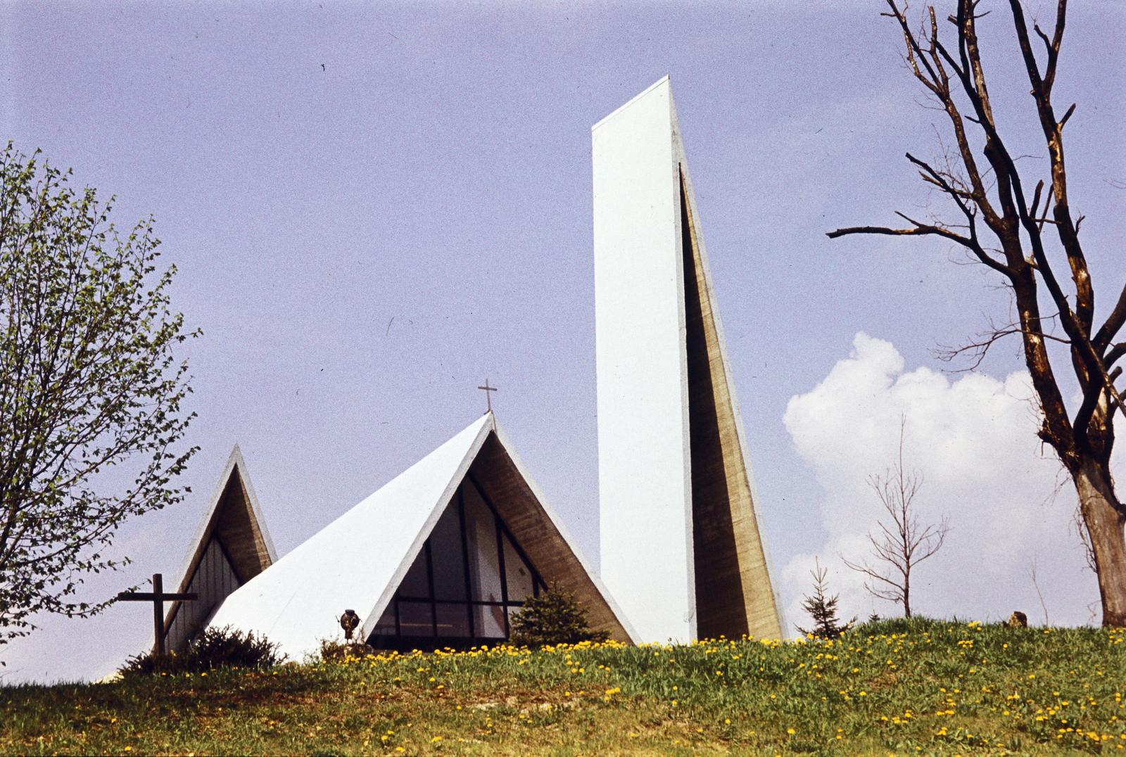 Hungary, Hollóháza, Szent László-templom., 1967, Csaba László örökösei, modern architecture, colorful, spring, church, Fortepan #288341