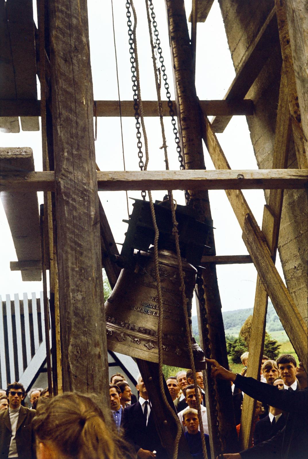 Hungary, Hollóháza, a felvétel a Szent László-templom harangjának felszentelésekor készült., 1967, Csaba László örökösei, bell, colorful, Fortepan #288342