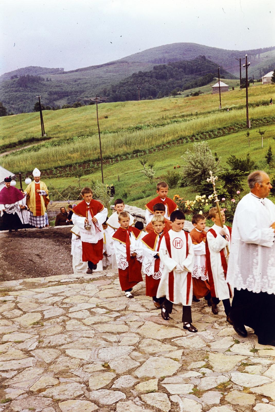 Magyarország, Hollóháza, a felvétel a Szent László-templom harangjának felszentelésekor készült., 1967, Csaba László örökösei, színes, püspök, ministráns, Fortepan #288343