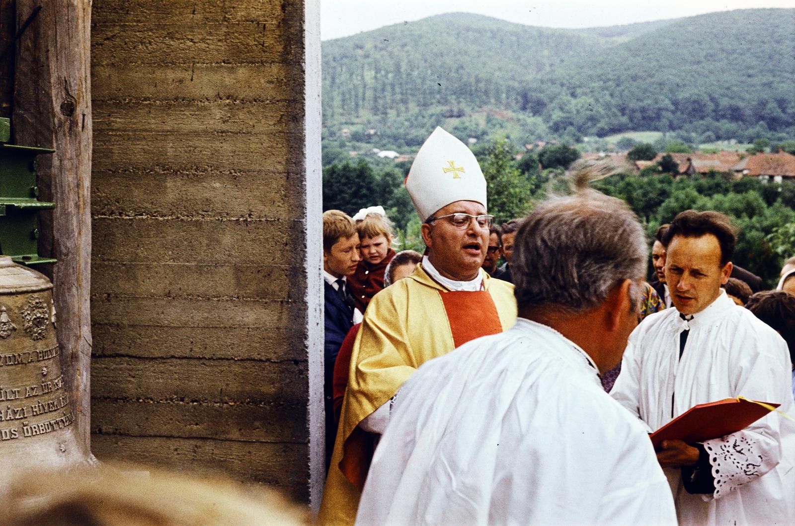 Hungary, Hollóháza, a felvétel a Szent László-templom harangjának felszentelésekor készült., 1967, Csaba László örökösei, colorful, bishop, Fortepan #288344