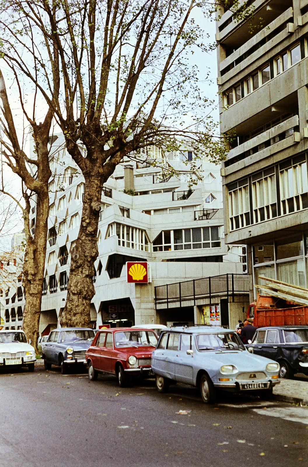 Franciaország, Ivry-sur-Seine, Avenue Danielle Casanova, jobbra az Avenue Georges Gosnat sarkán a Tour Lénine., 1972, Csaba László örökösei, Citroen Ami, Fortepan #288347