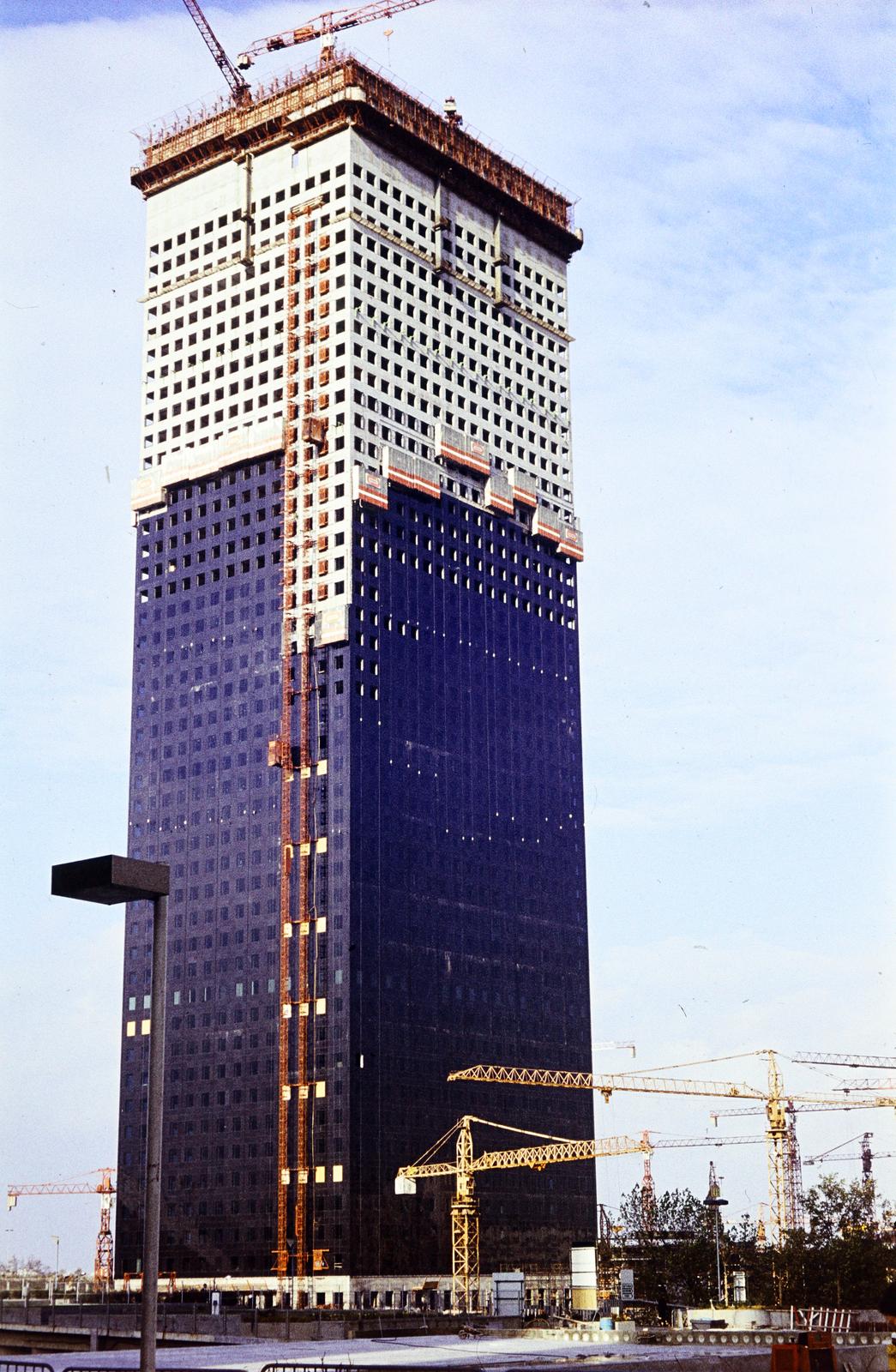 Franciaország, Courbevoie, La Défense üzleti központ Párizs elővárosában, a Tour Areva felhőkarcoló., 1974, Csaba László örökösei, színes, építkezés, felhőkarcoló, Fortepan #288353