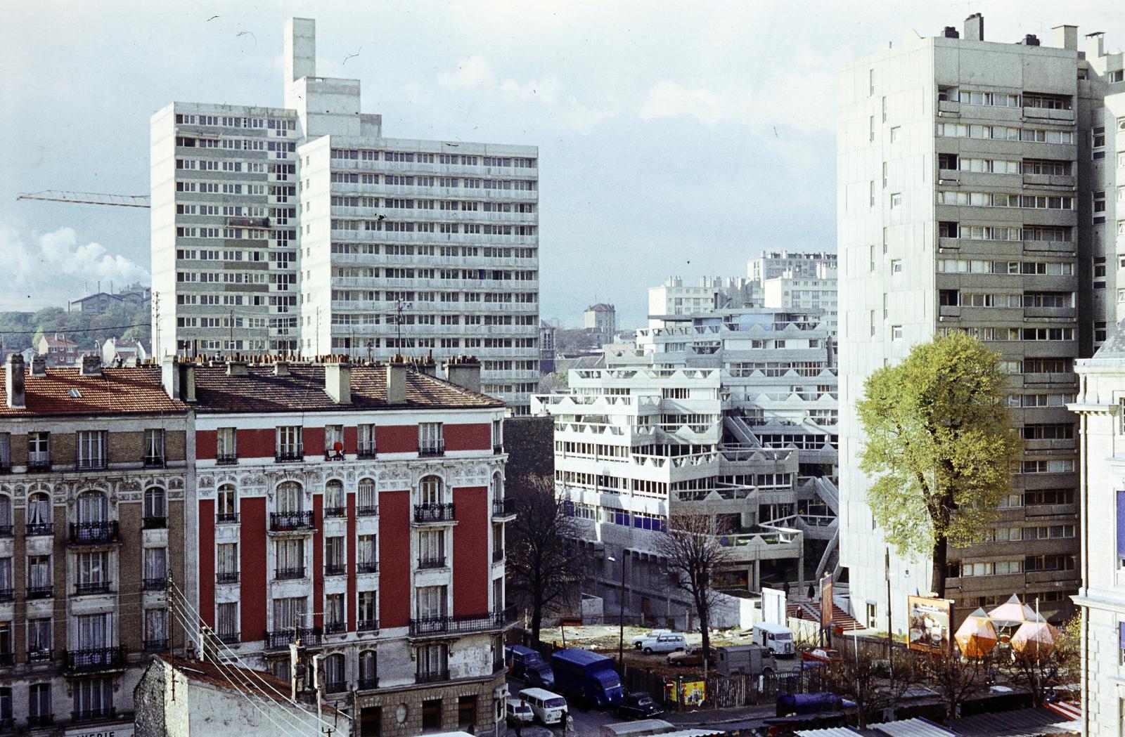 France, előtérben a vörös színű ház a Rue Raspail - Rue Jean Baptiste Clément sarkán áll., 1974, Csaba László örökösei, Fortepan #288355