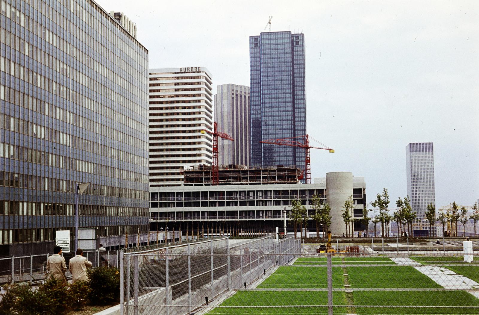 France, Courbevoie, La Défense üzleti központ Párizs elővárosában. Balról a Tour Esso, a Tour Aurore, a Tour CB21 (korábban Tour Gan), jobbra távolabb a Tour Initiale (korábban Tour Nobel) felhőkarcoló. Középen a Cheminée végétalisée komplexum., 1974, Csaba László örökösei, Fortepan #288357