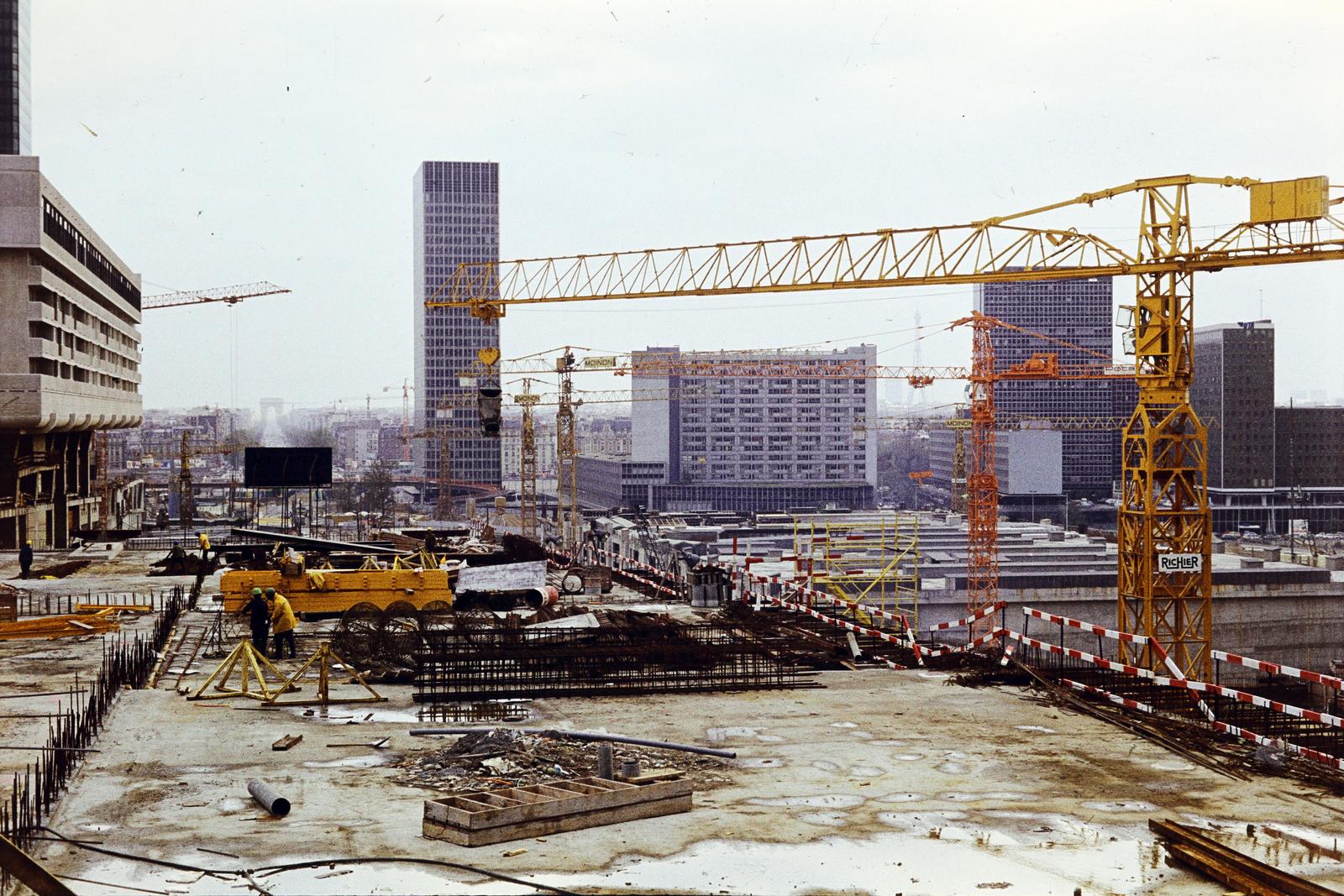 Franciaország, Courbevoie,Puteaux, La Défense üzleti központ Párizs elővárosában, szemben a Tour Noben / Initiale épülete., 1974, Csaba László örökösei, Fortepan #288361