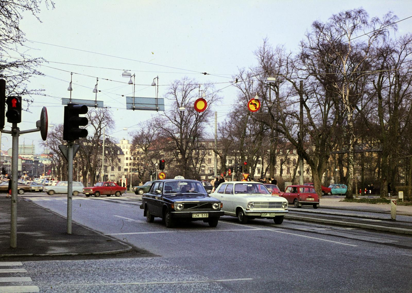 Svédország, Göteborg, Kungsportsavenyen a Parkgatan kereszteződésénél, háttérben a Stora Nygatan melletti épületek láthatók., 1974, Csaba László örökösei, Fortepan #288364