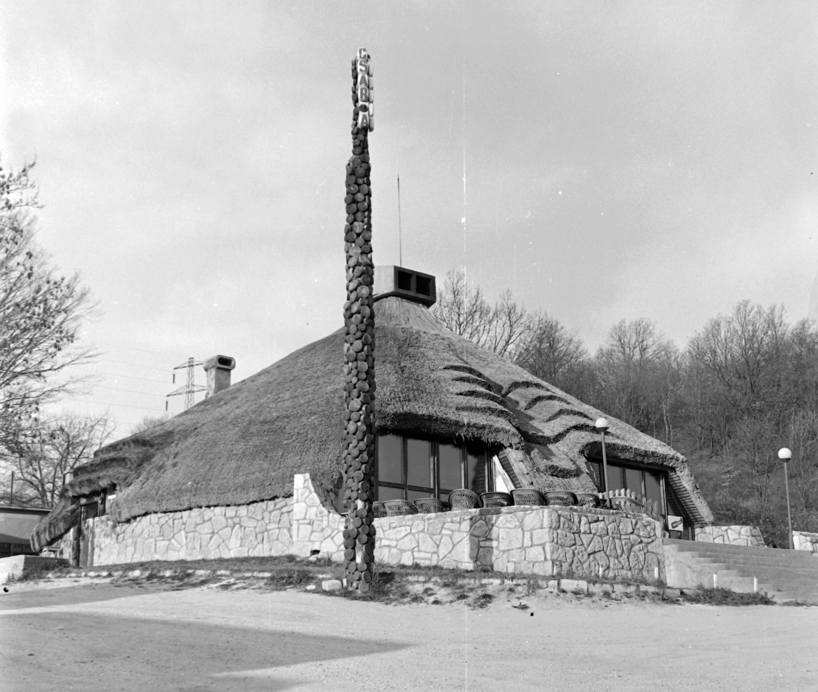 Hungary, Tata-Tóváros, Csákányosi csárda (Makovecz Imre)., 1973, Építésügyi Dokumentációs és Információs Központ, VÁTI, thatch roof, Makovecz Imre-design, Fortepan #28837