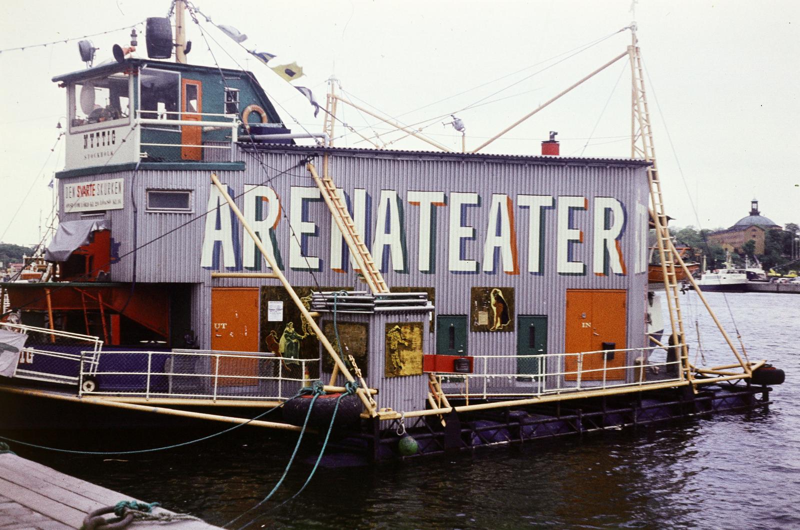 Sweden, Stockholm, Norrmalm, a Museikajen és Hovslagargatan saroktól a Skeppsholmen felé nézve, a túlparton a tornyos épület az Eric Ericsonhallen (eredetileg Skeppsholmskyrkan), előtte pedig a mai Kelet-ázsiai Múzeum (Östasiatiska Muséet) épülete., 1974, Csaba László örökösei, Best of, theater, ship, ladder, Fortepan #288371