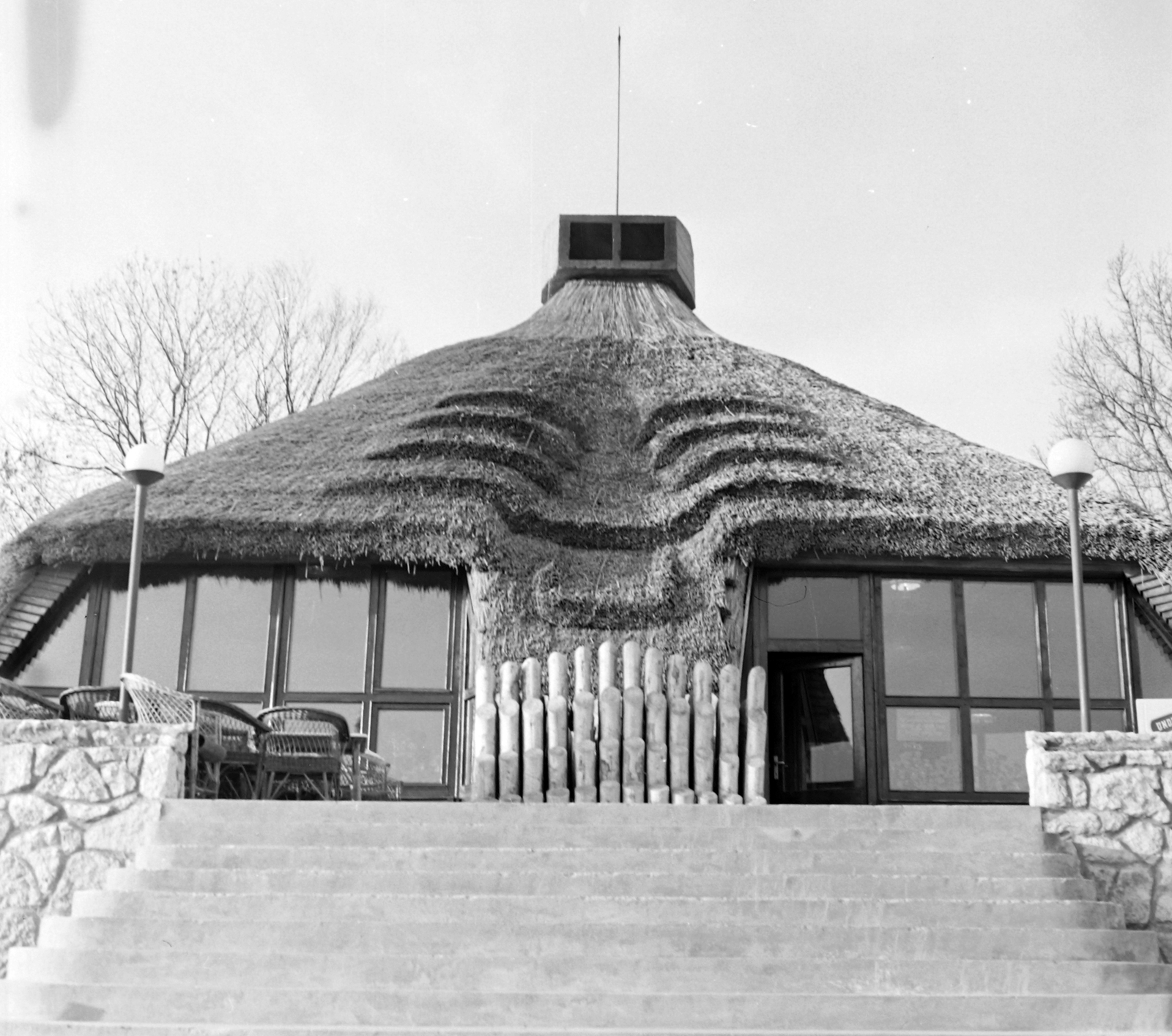 Hungary, Tata-Tóváros, Csákányosi csárda (Makovecz Imre)., 1973, Építésügyi Dokumentációs és Információs Központ, VÁTI, thatch roof, Makovecz Imre-design, organic architecture, Fortepan #28838