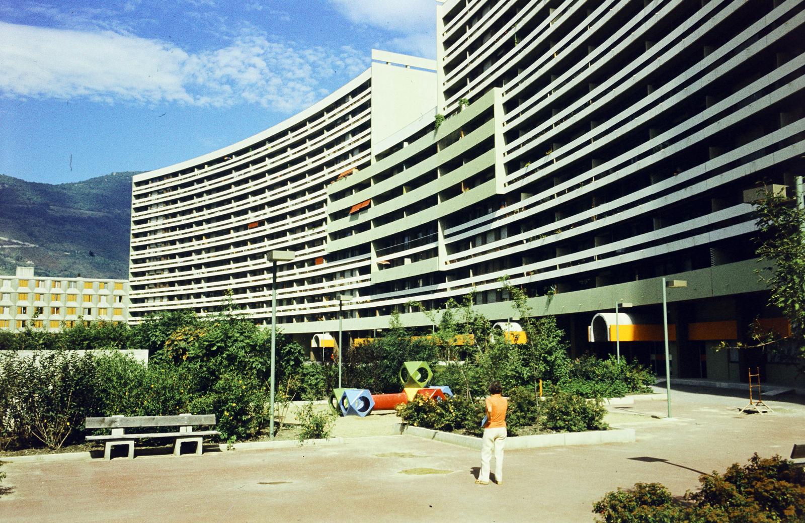 France, Grenoble, Place Jean Moulin, a Mutualité negyed egyik lakótömbje., 1976, Csaba László örökösei, Fortepan #288402
