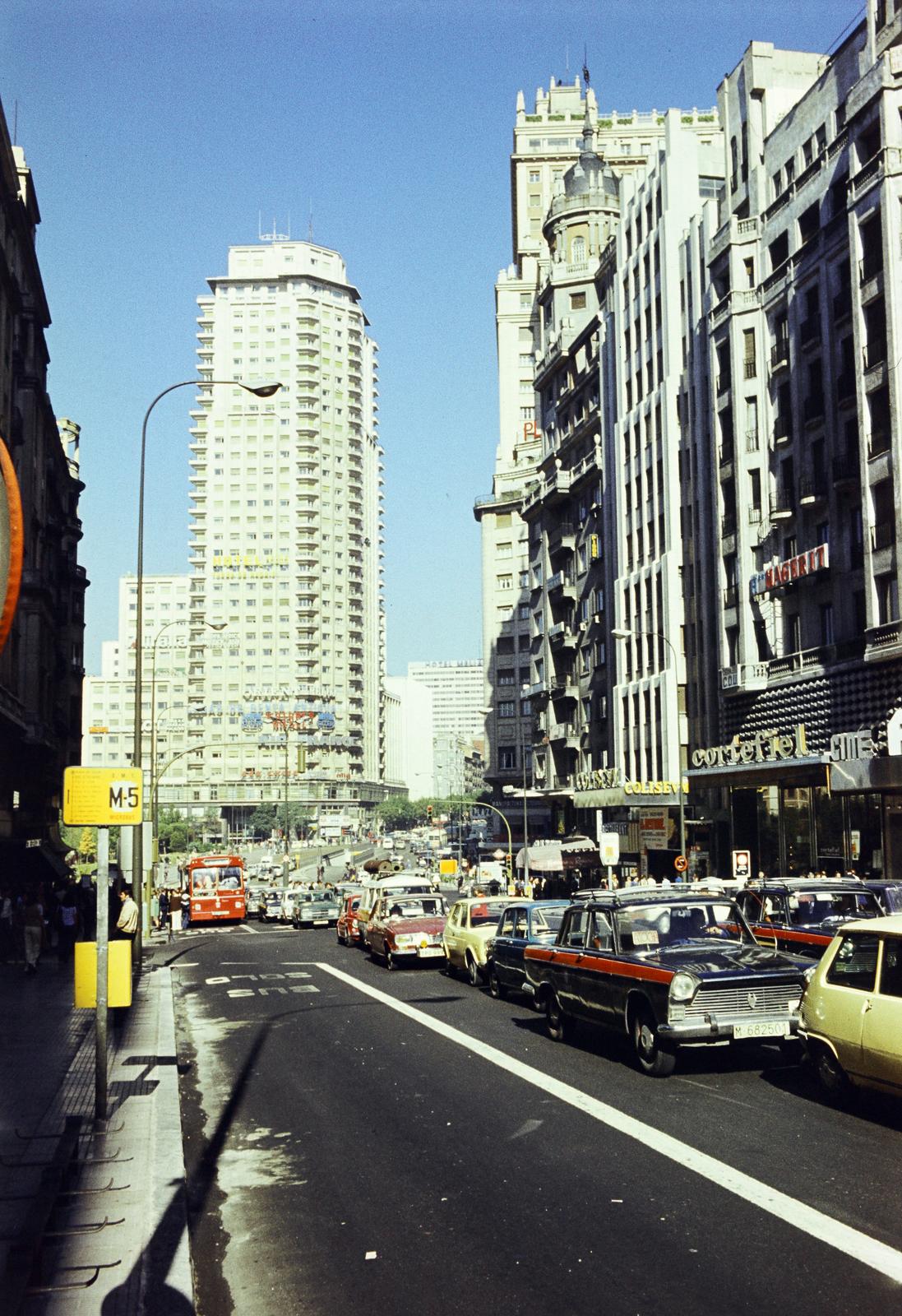 Spanyolország, Madrid, Gran Via a Calle del Dr. Carracido kereszteződésénél, szemben a Torre de Madrid épülete., 1976, Csaba László örökösei, Fortepan #288414
