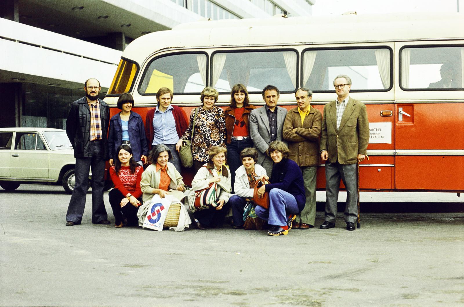 Hungary, Budapest I., Kosciuszkó Tádé utca, a felvétel a Déli pályaudvar utascsarnoka mellett készült., 1977, Csaba László örökösei, Budapest, colorful, Robur-brand, bus, Fortepan #288422