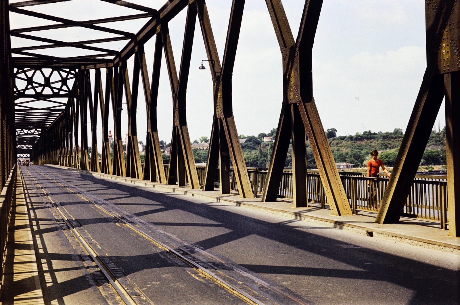 Hungary, Dunaföldvár, Beszédes József híd, szemben a rácsszerkezet között a Szent Anna ferences templom látható., 1977, Csaba László örökösei, Fortepan #288428