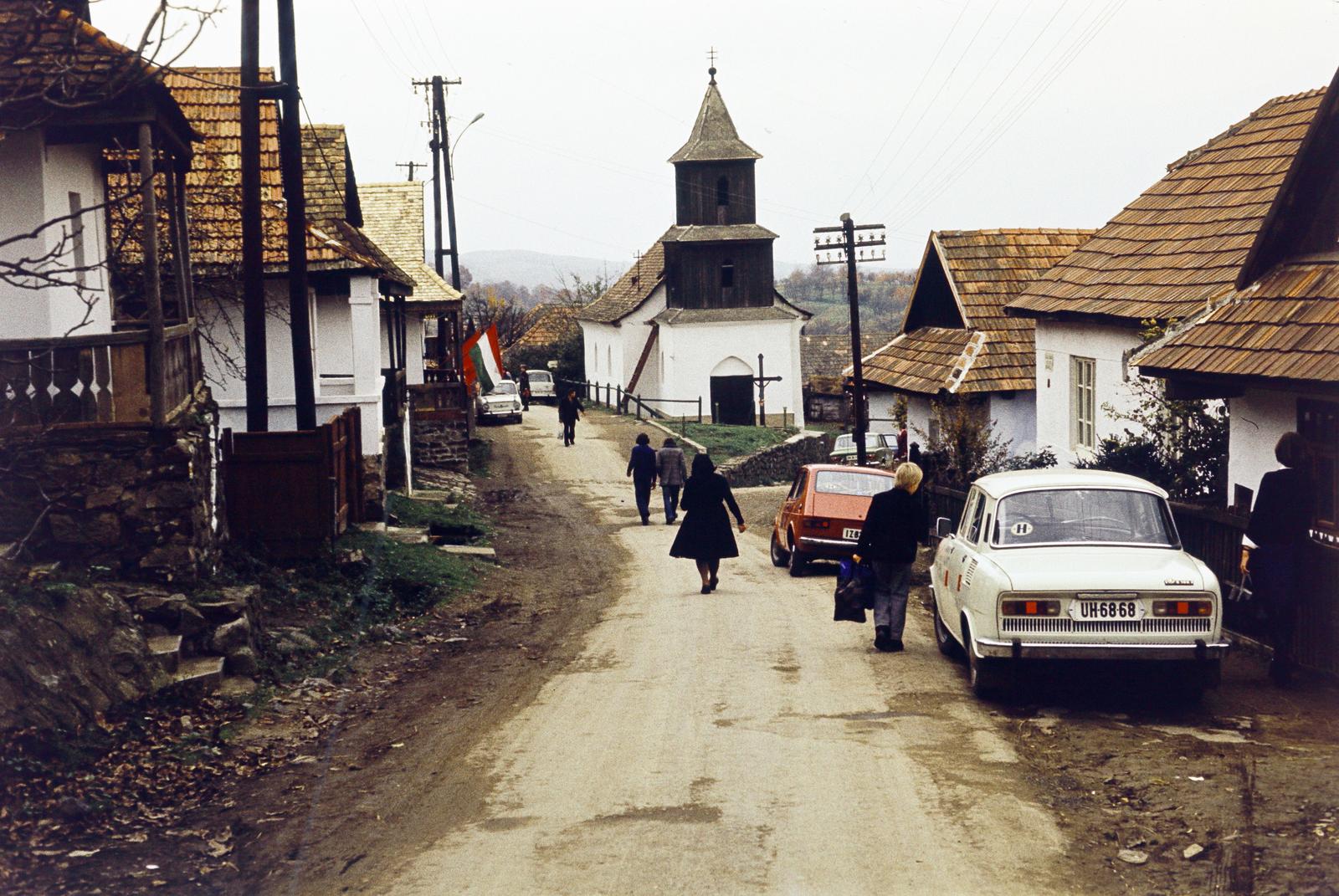Hungary, Hollókő, Kossuth utca, szemben a Szent Márton-templom, ettől jobbra a Petőfi Sándor utca torkolata., 1977, Csaba László örökösei, number plate, Skoda-brand, actor, Fortepan #288431
