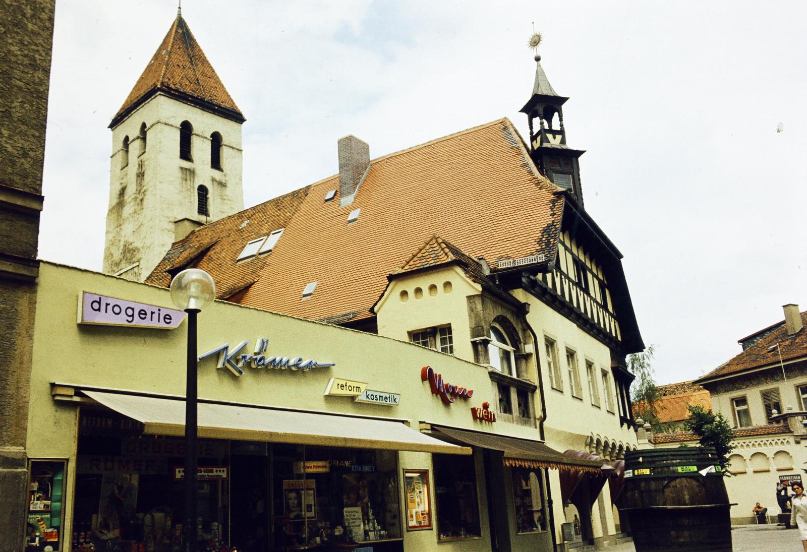 Németország, Regensburg, Schwarze-Bären-Straße 7., a Kapellengasse sarkán. Háttérben a Schottenkirche St. Jakob egyik tornya látszik., 1978, Csaba László örökösei, Fortepan #288444