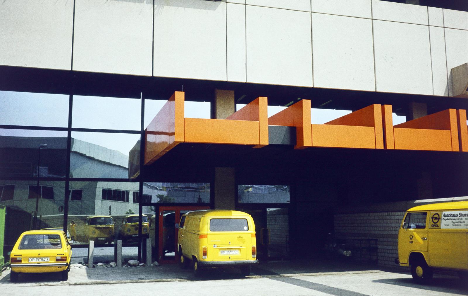 Németország, Frankfurt am Main, Luftpostleitstelle (légiposta-irányító központ) a Frankfurti repülőtéren., 1978, Csaba László örökösei, színes, Volkswagen Polo, Volkswagen Transporter 2, Fortepan #288448