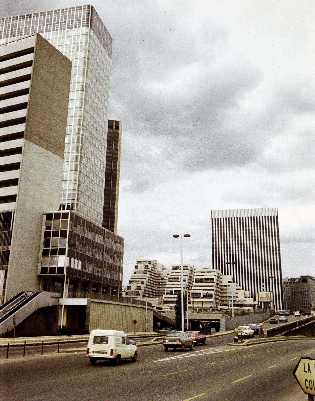 France, Puteaux,Courbevoie, La Défense üzleti központ Párizs elővárosában. Quai de Dion Bouton, a távolban a Tour Neptun, előtte a Les Damiers épületcsoport., 1978, Csaba László örökösei, Fortepan #288458