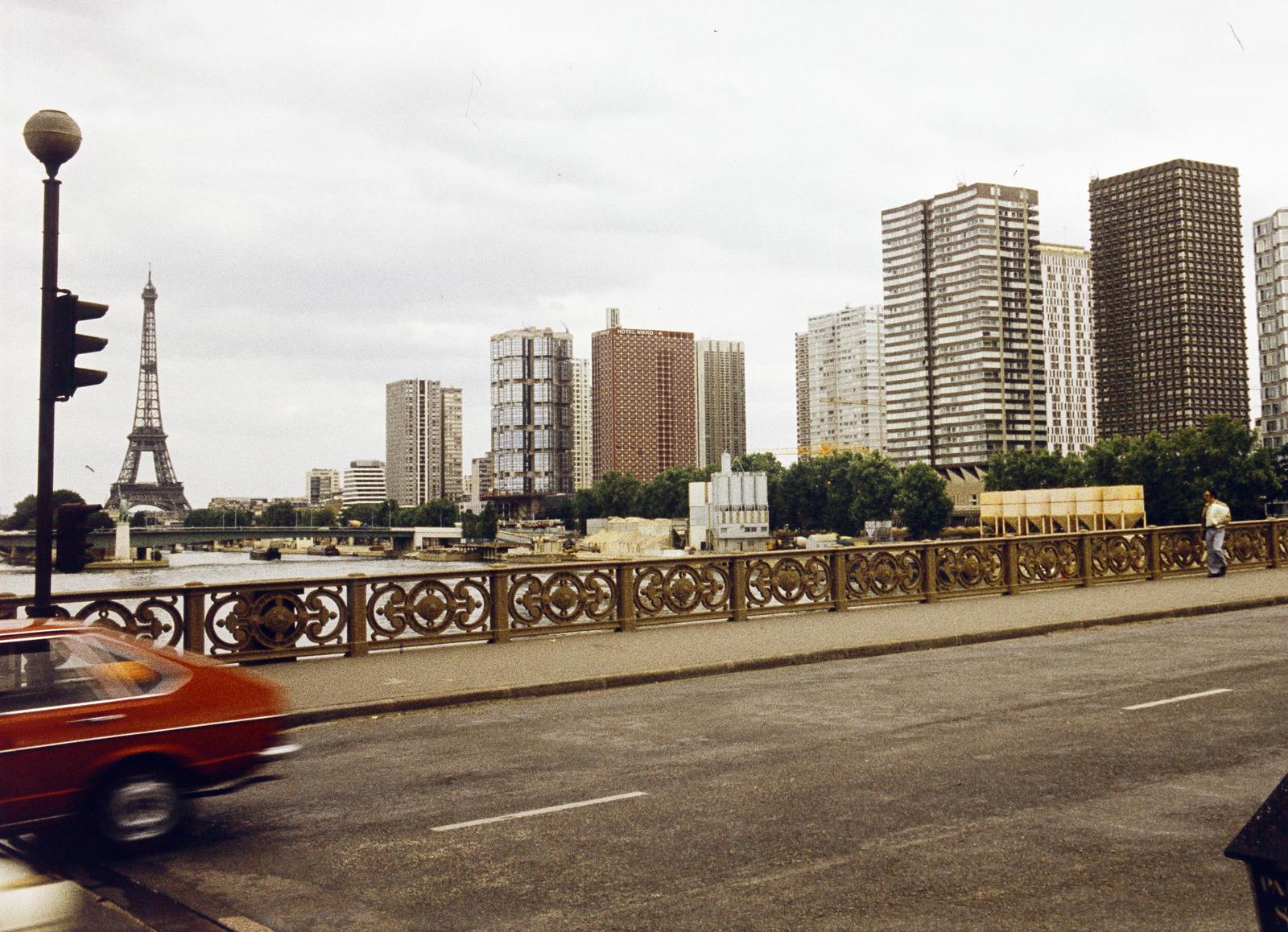 France, Paris, Pont Mirabeau a Szajna felett, balra az Eiffel-torony, szemben a Front de Seine épületei láthatók., 1978, Csaba László örökösei, Fortepan #288460