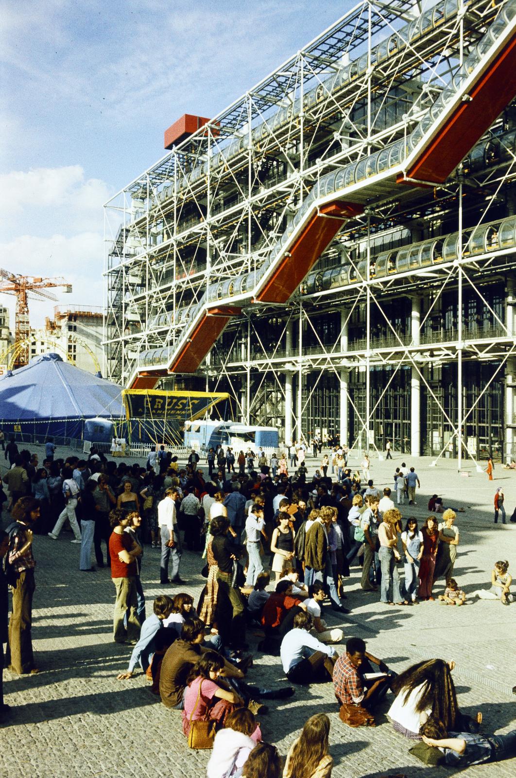 Franciaország, Párizs, a Place Georges Pompidou a Rue Saint-Merri felől, Pompidou Központ., 1978, Csaba László örökösei, Fortepan #288465