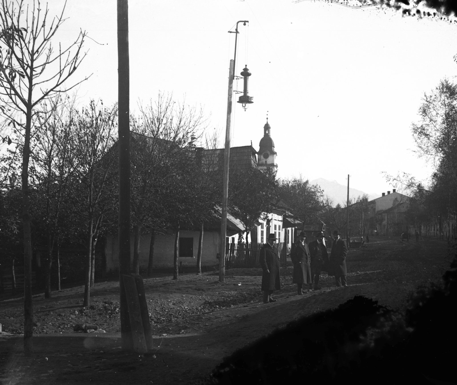 Slovakia, Spišská Belá, főtér a római katolikus templom tornyával, kelet felől., 1912, Fortepan, church, street view, lath fence, Fortepan #2885