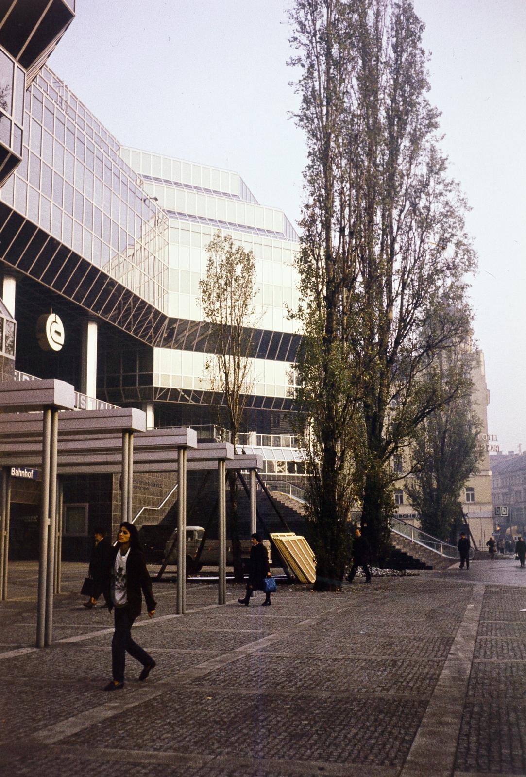 Austria, Vienna, Julius-Tandler-Platz a Franz-Josef pályaudvar előtt, jobbra a Nordbergstraße - Alserbachstraße sarkán álló ház részlete látható., 1980, Csaba László örökösei, Fortepan #288514