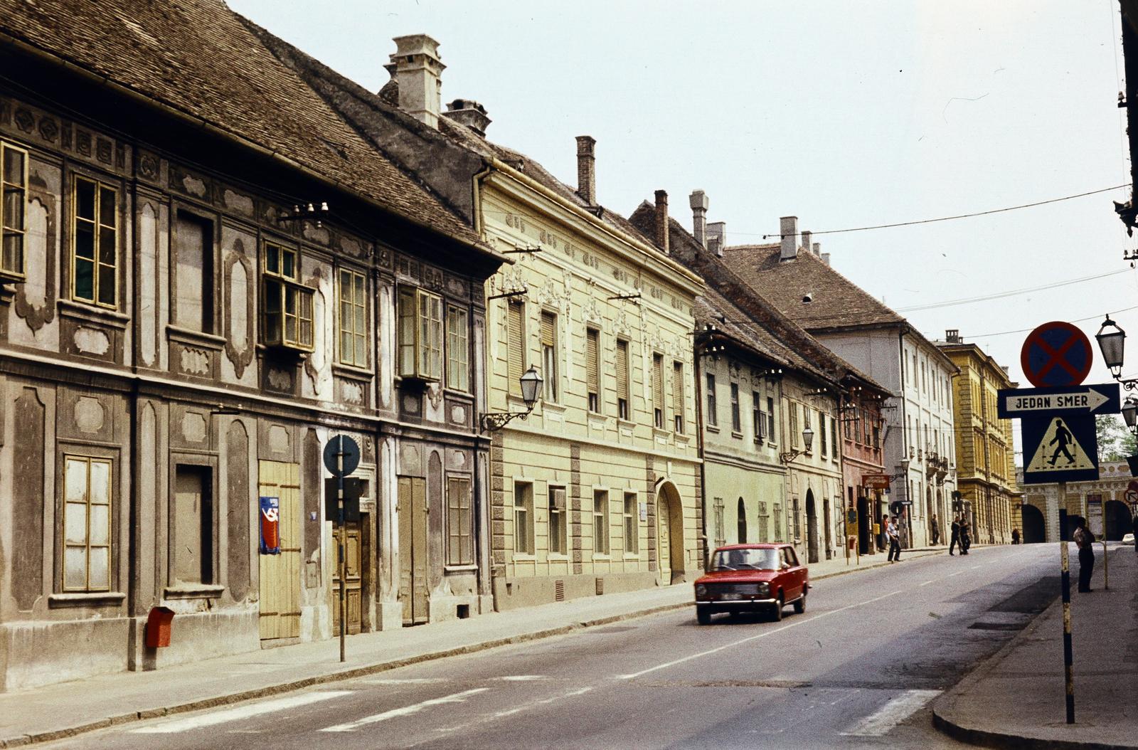 Serbia, Petrovaradin, ulica Beogradska az ulica Lisinskoga sarkáról a Beogradska kapija felé, 1980, Csaba László örökösei, Fortepan #288520