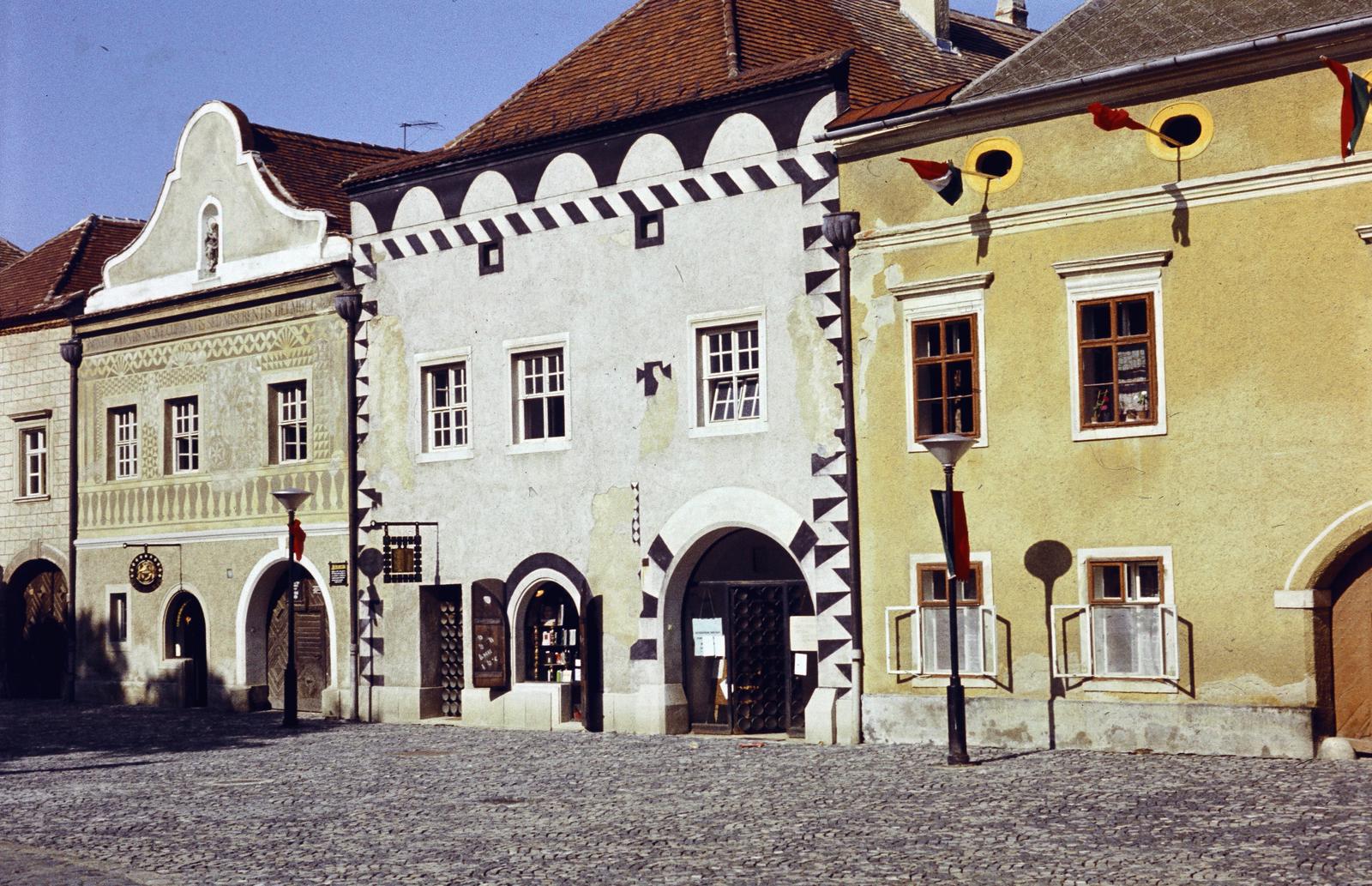 Hungary, Kőszeg, Jurisics tér, jobbról a 3-as számú Palocsay-ház, az 5-ös a Szvetics-ház és a 7-es számú épület a Sgraffitós-ház., 1982, Csaba László örökösei, Fortepan #288528