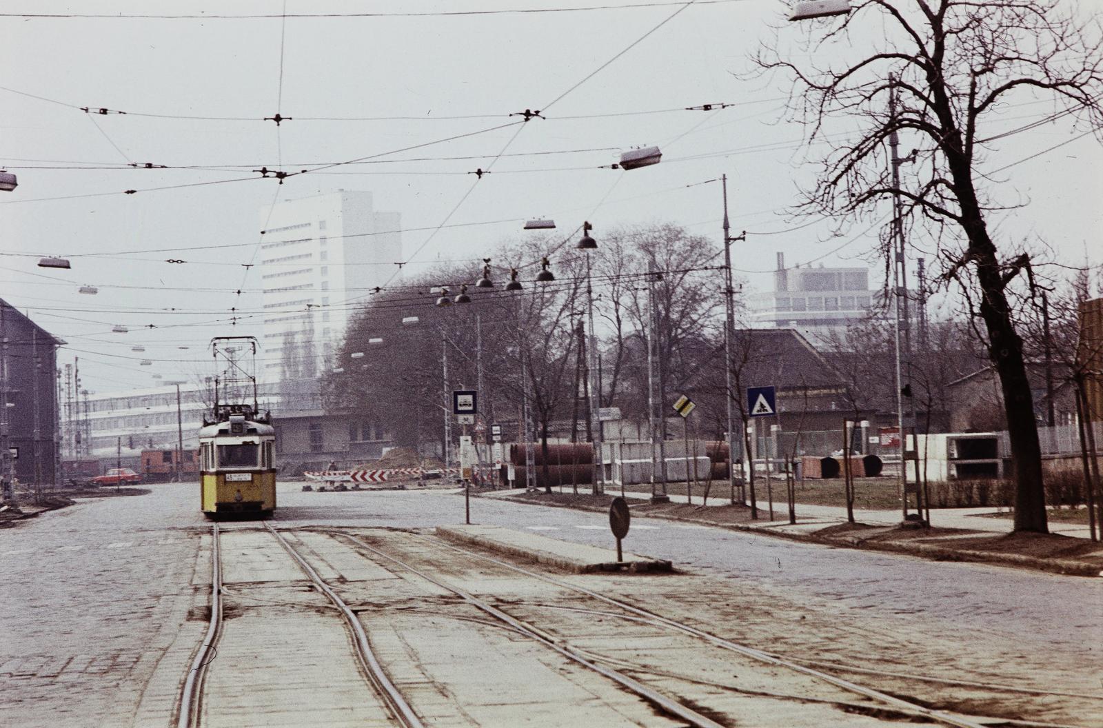 Hungary, Budapest XI., Bartók Béla út, villamosmegálló a Somogyi útnál, szemben a Kelenföldi pályaudvaron túl a Rimaszombat úti kollégium és jobbra a Hotel Wien látható., 1980, Csaba László örökösei, Budapest, Fortepan #288537