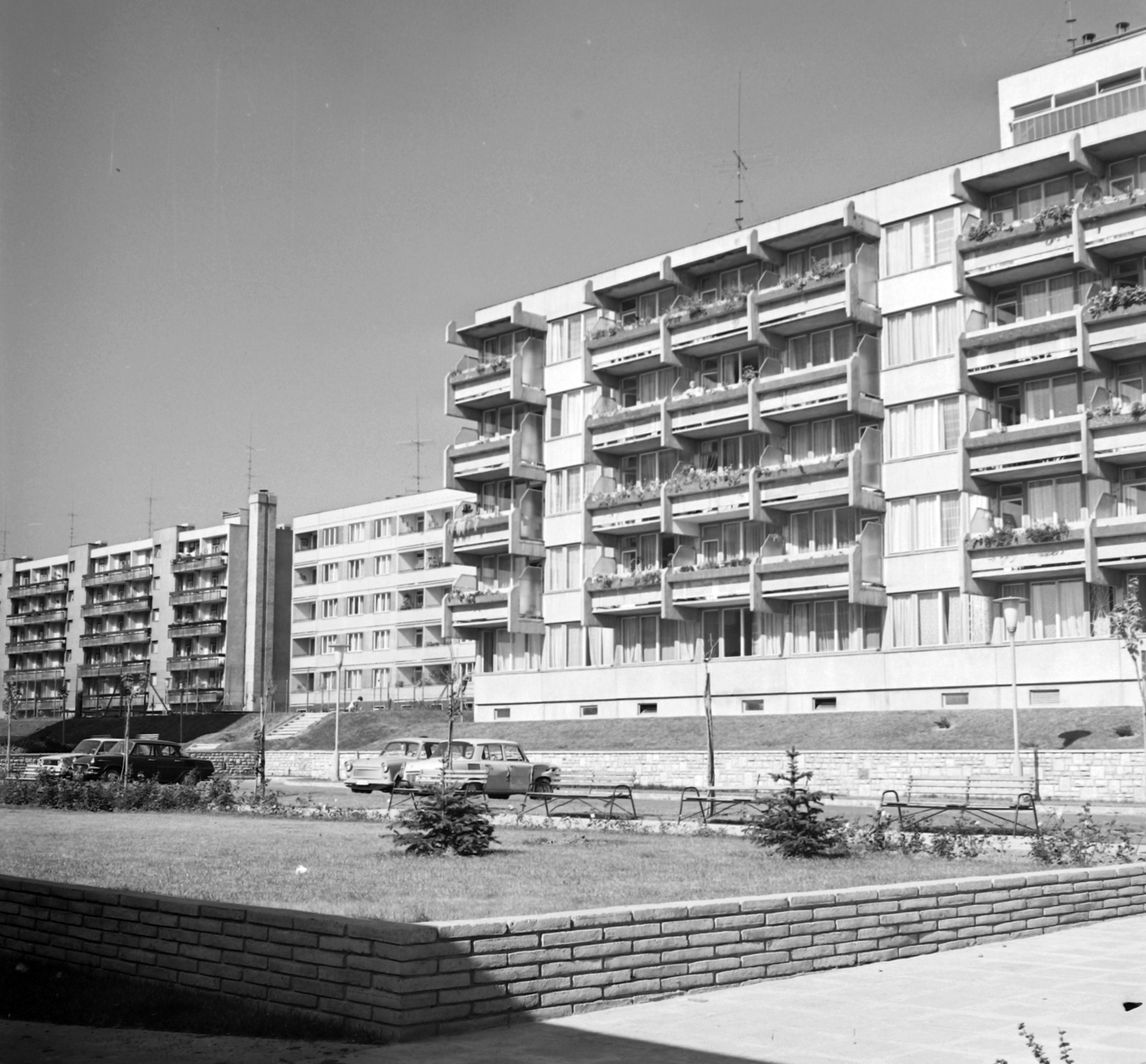 Hungary, Budapest XXII., József Attila utcai kísérleti lakótelep, a Dévény utca 3. és 5. és a Tolcsvai utca 7. számú ház., 1973, Építésügyi Dokumentációs és Információs Központ, VÁTI, blocks, balcony, Budapest, Fortepan #28854